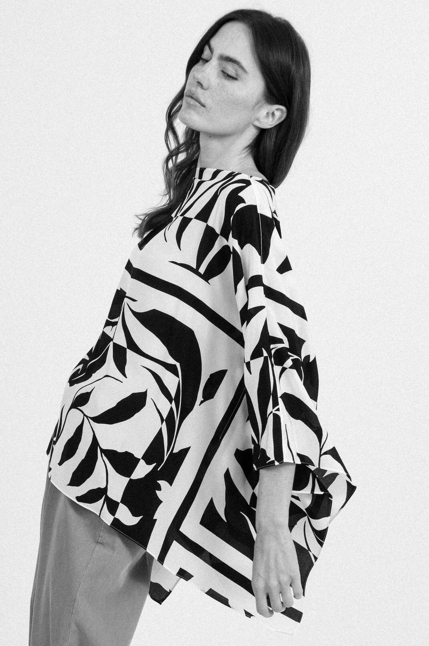 Seiden Poncho TAMBUTO in Schwarz/Weiß