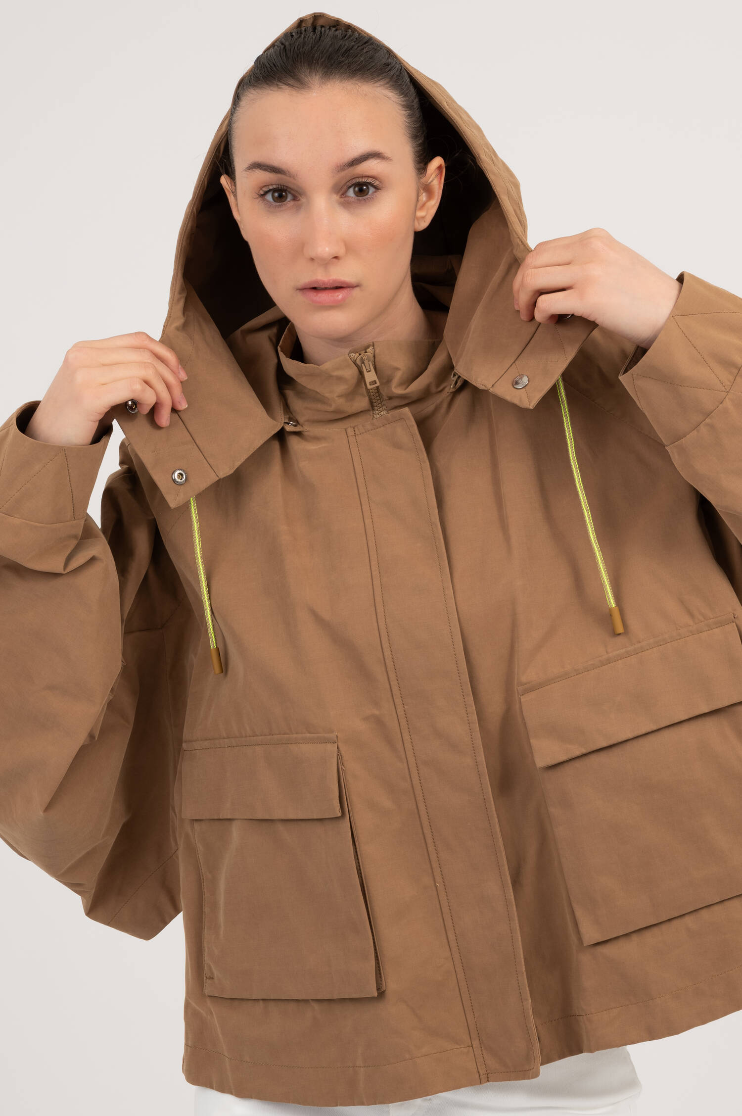 Kurzer Parka mit Kapuze in Camelbraun