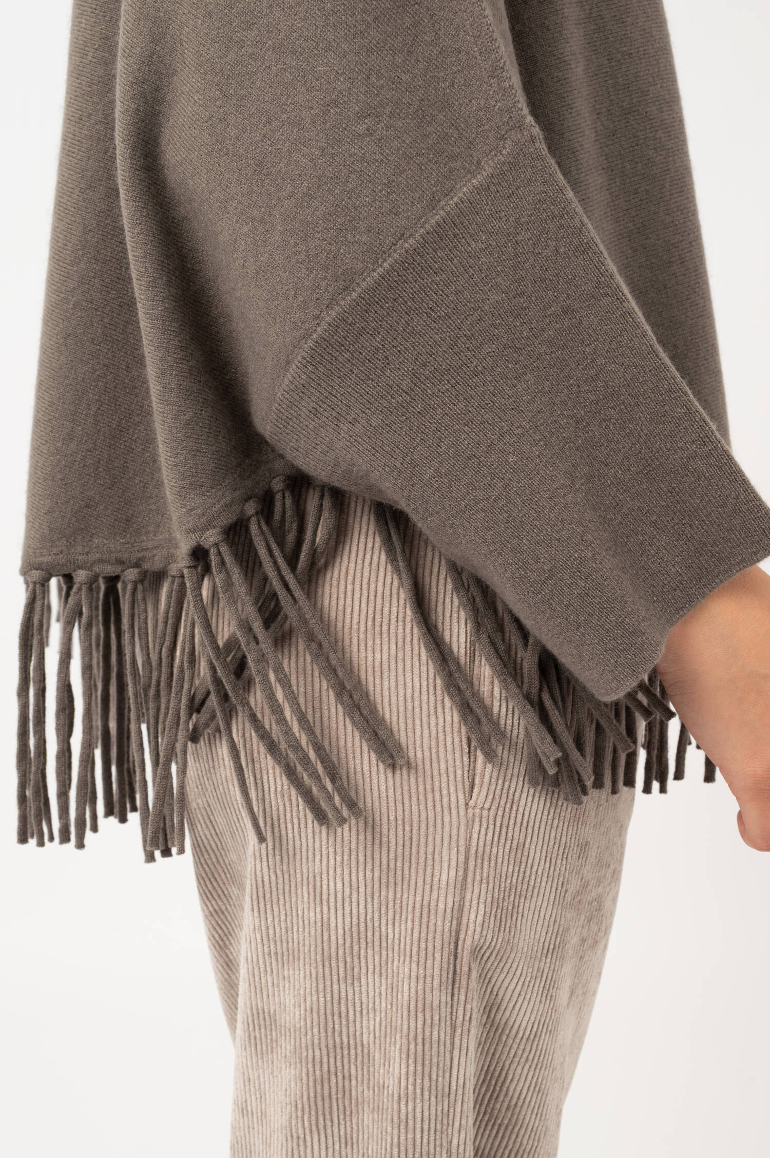 Feinstrick Poncho mit Fransen in Taupe Feinstrick Poncho mit Fransen in Taupe