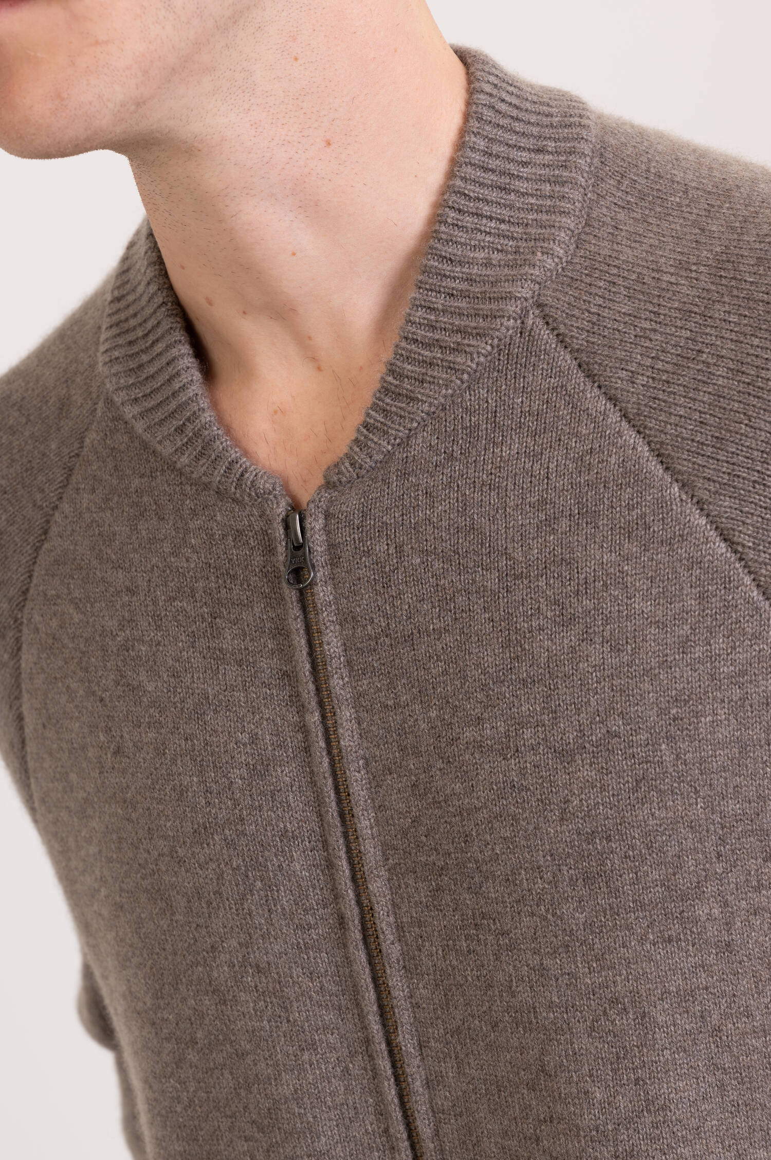 Strickjacke FIONN in Taupe Strickjacke FIONN in Taupe