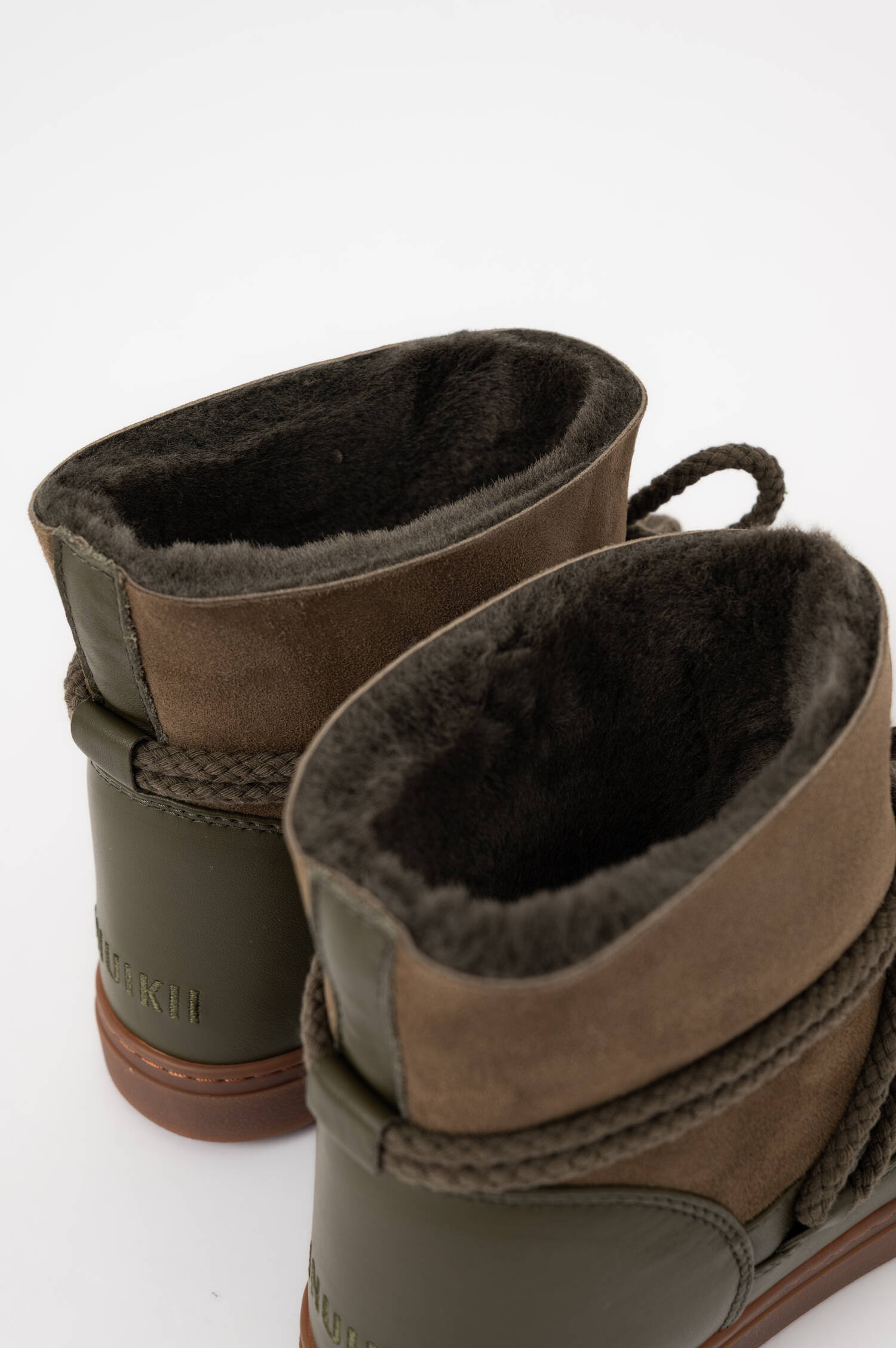 Lammfell-Schneeschuhe CLASSIC in Oliv Lammfell-Schneeschuhe CLASSIC in Oliv