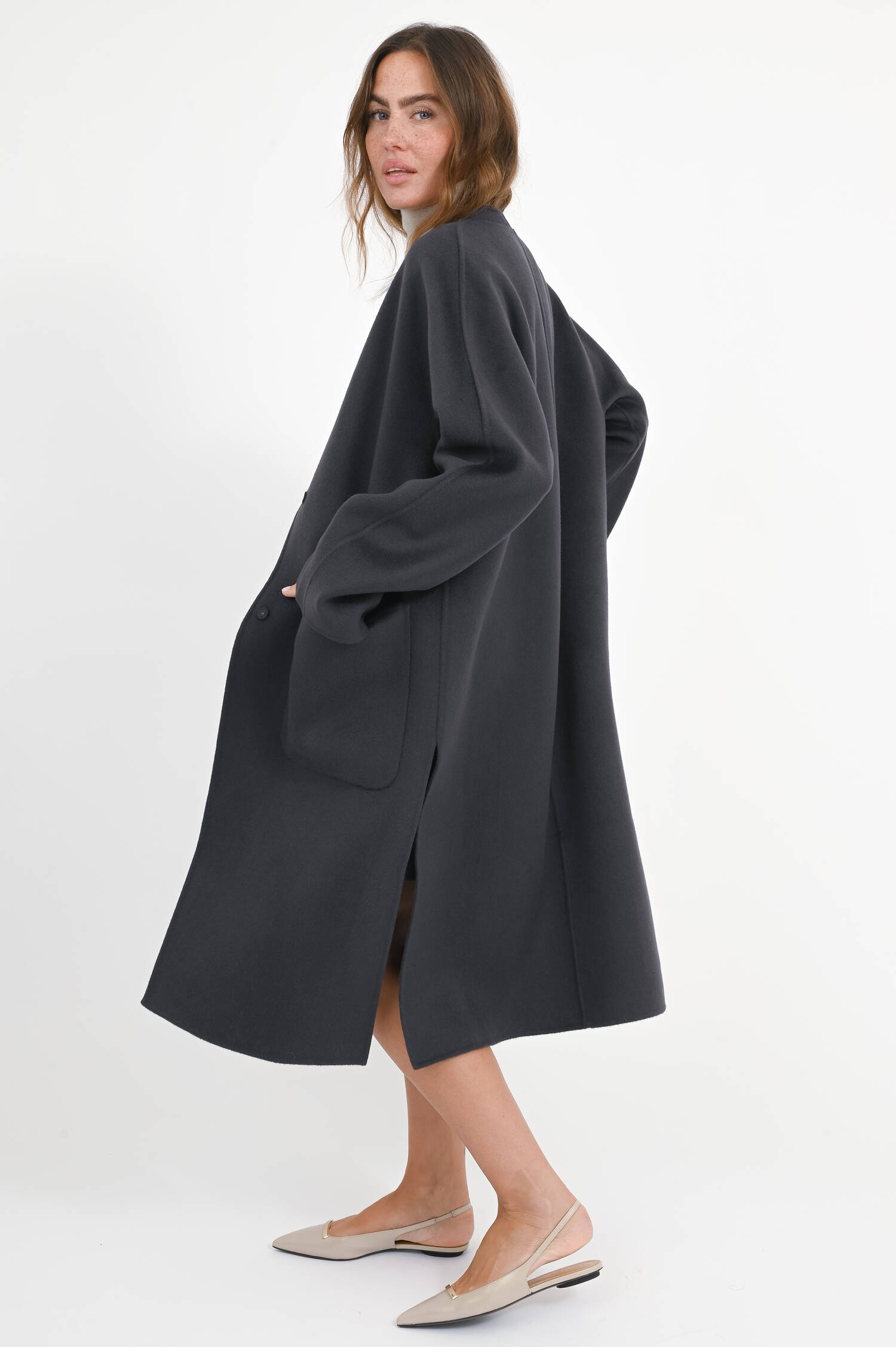 Wollmantel mit Seitenschlitzen in Caviar Wollmantel mit Seitenschlitzen in Caviar