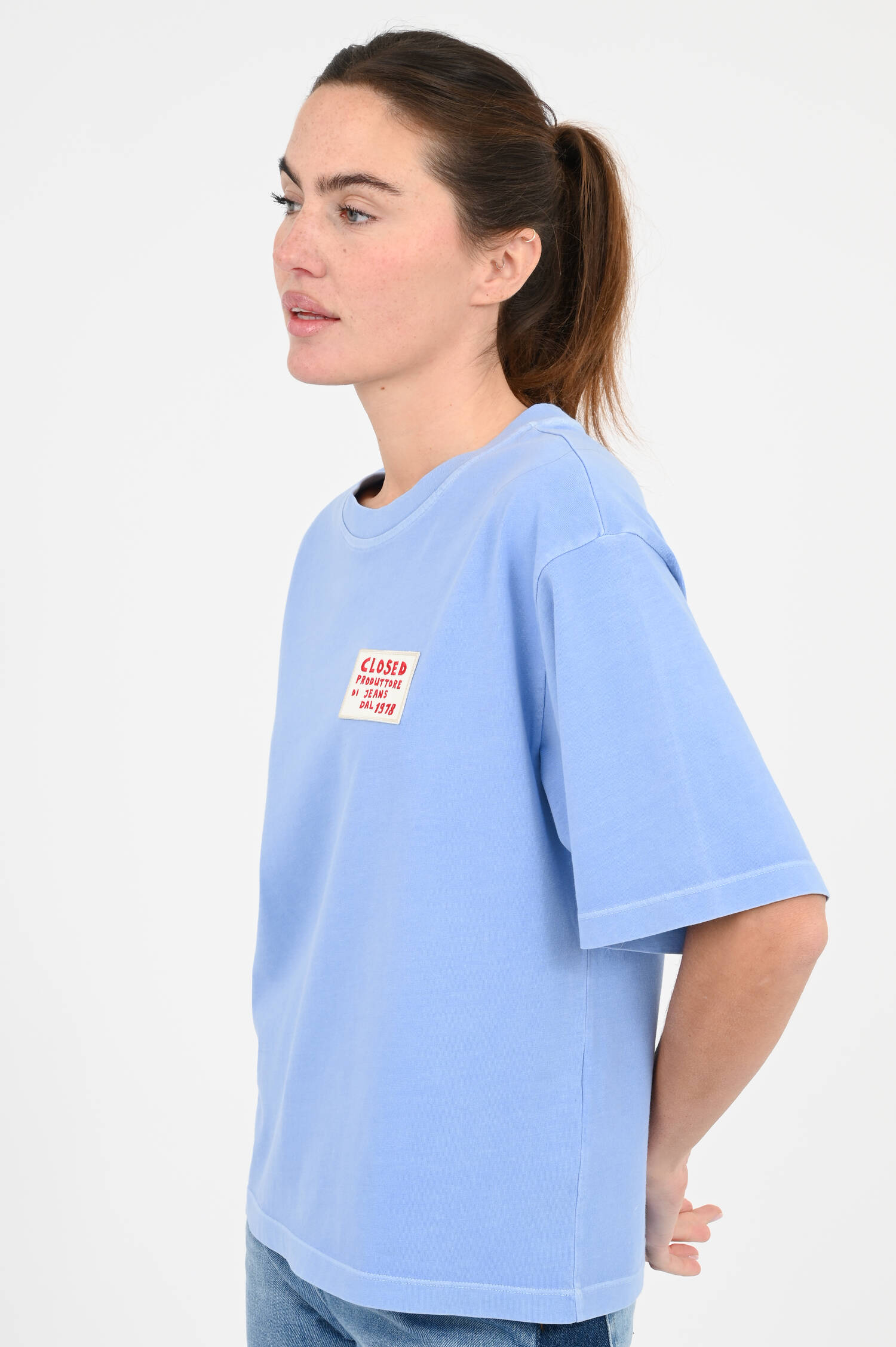 T-Shirt mit Logo-Patch in Skyblue