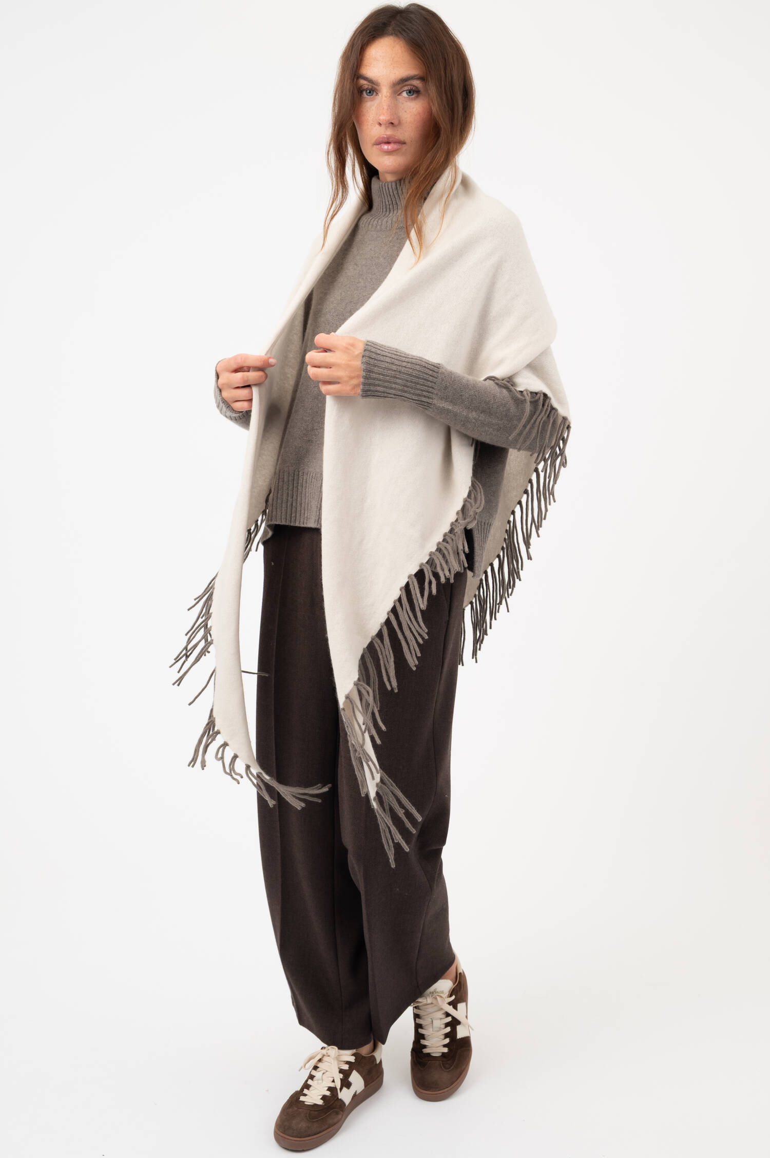 Dreieckstuch mit Fransen in Beige/Taupe Dreieckstuch mit Fransen in Beige/Taupe