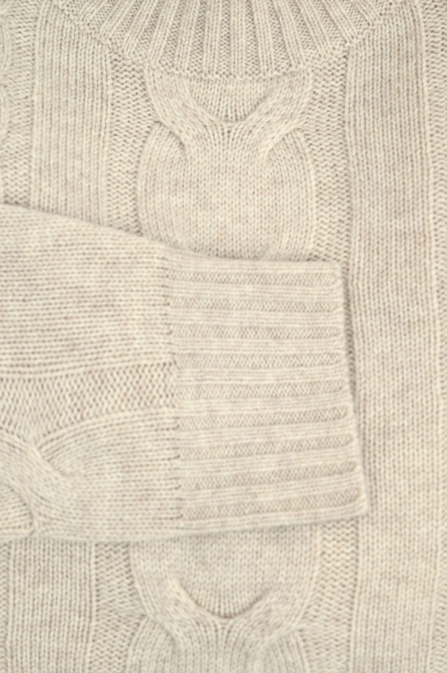 Zopfstrick-Rollkragenpullover in Hellbeige