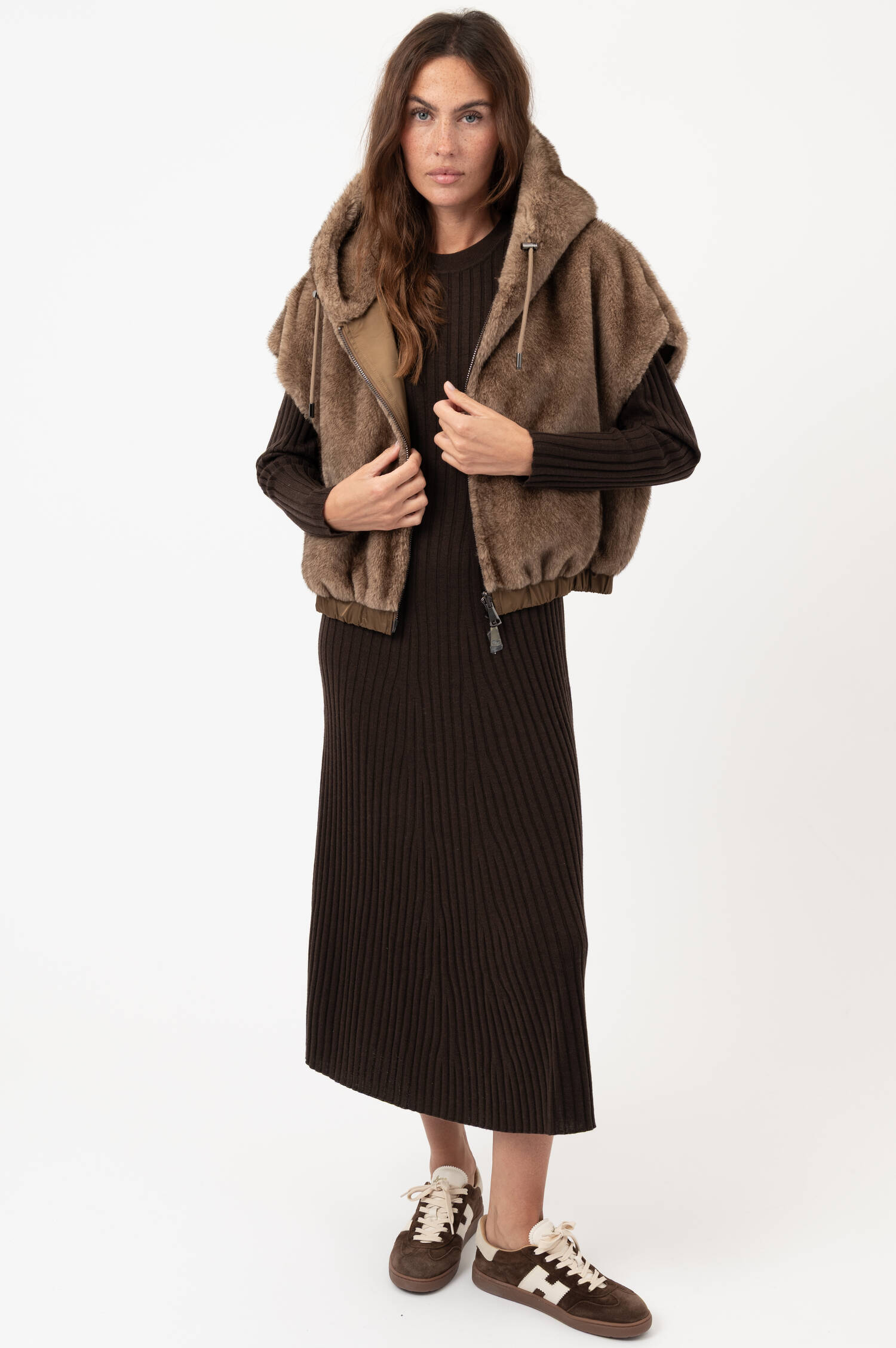Faux-Fur-Gilet DUDU mit Kapuze in Beige Faux-Fur-Gilet DUDU mit Kapuze in Beige