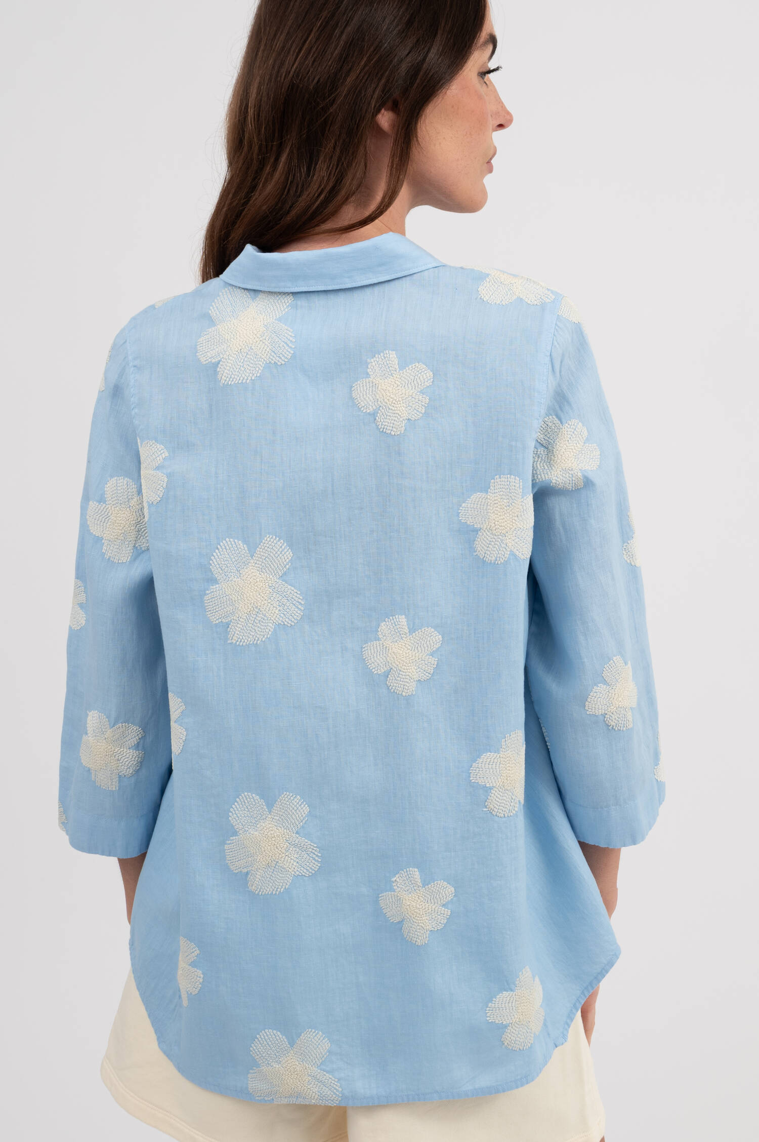 Bluse mit Blumen-Stick in Hellblau