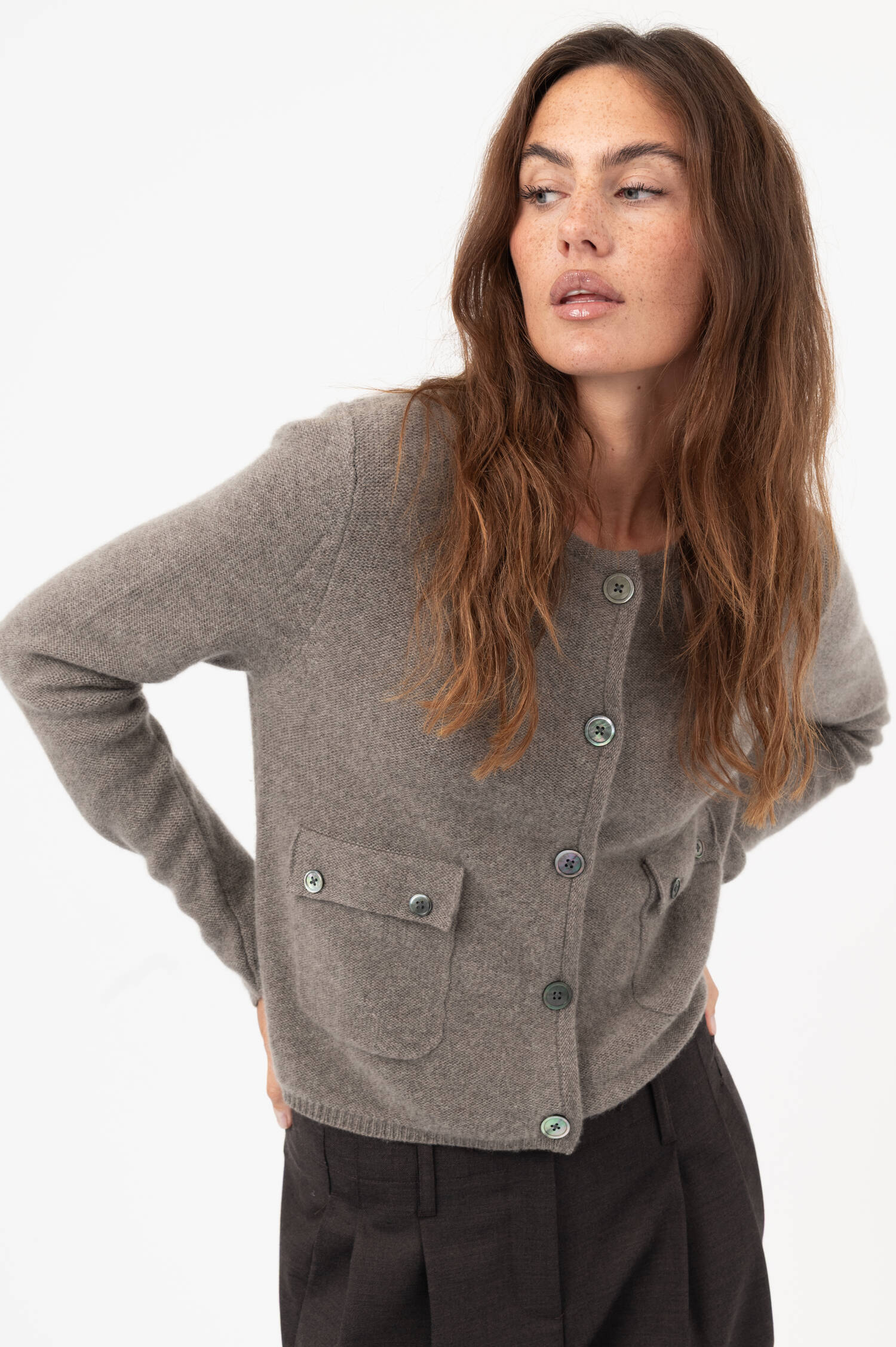 Cropped-Cashmere-Cardigan in Taupe Cropped-Cashmere-Cardigan in Taupe
