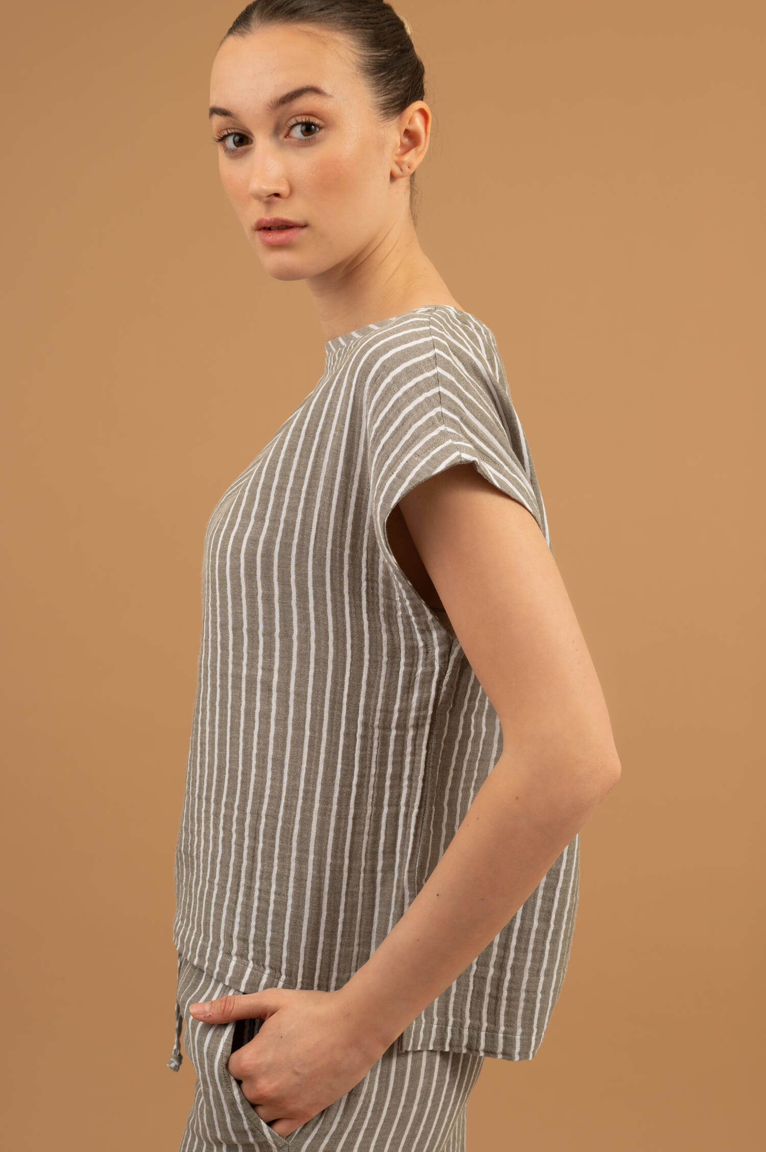 Boxy Musselin-Shirt in Light Olive/Weiß