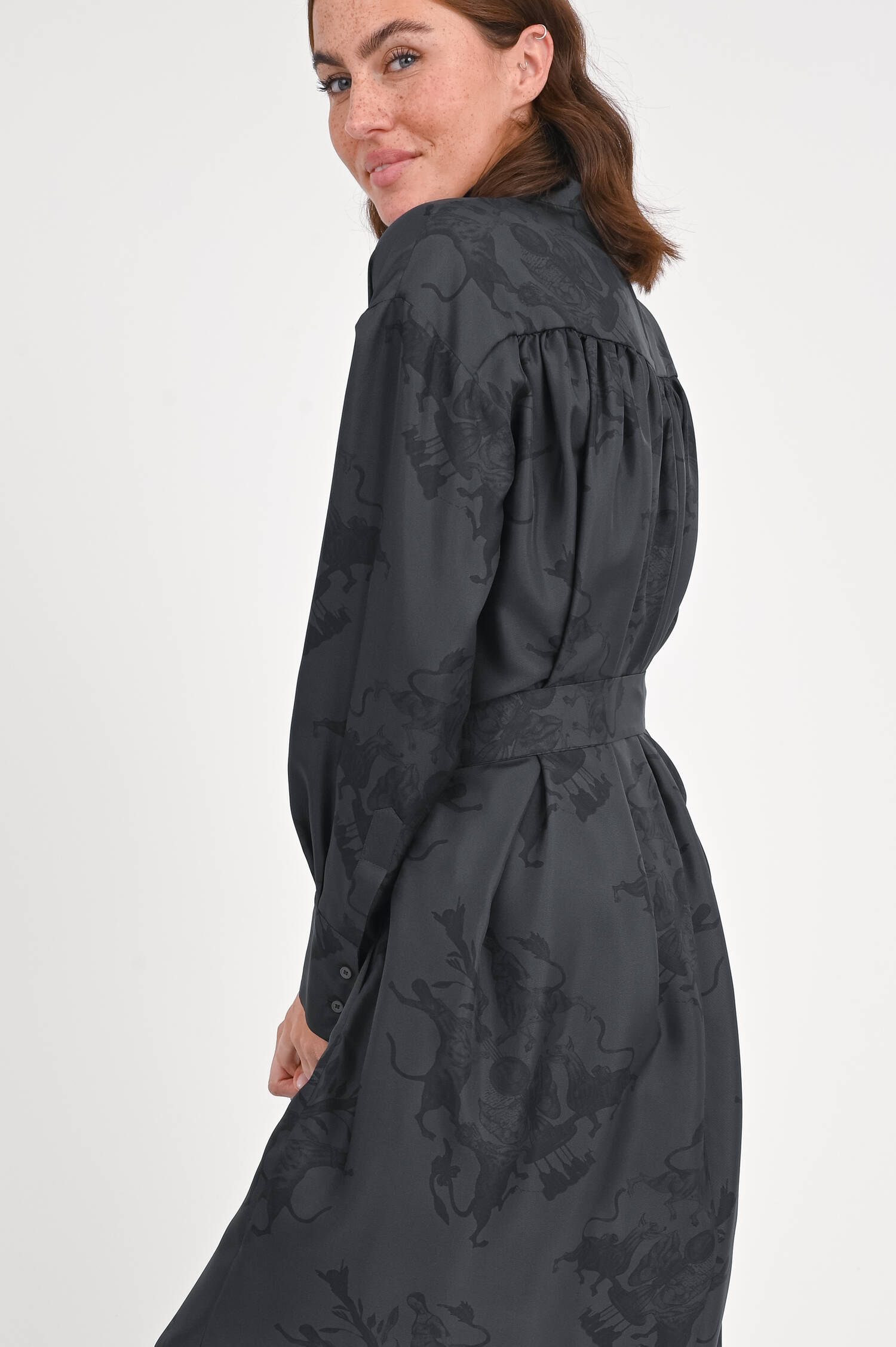 Seidenkleid mit dezentem Muster in Schwarz