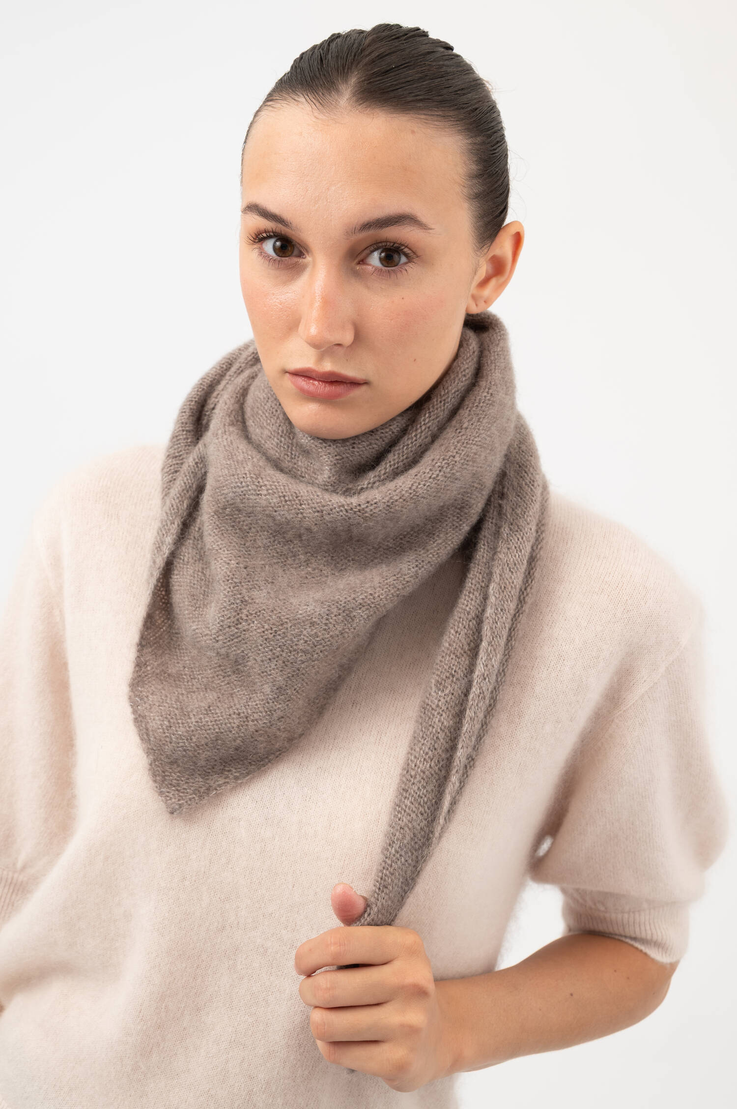 Alpaka-Mix-Dreiecksschal KASPER in Taupe Alpaka-Mix-Dreiecksschal KASPER in Taupe
