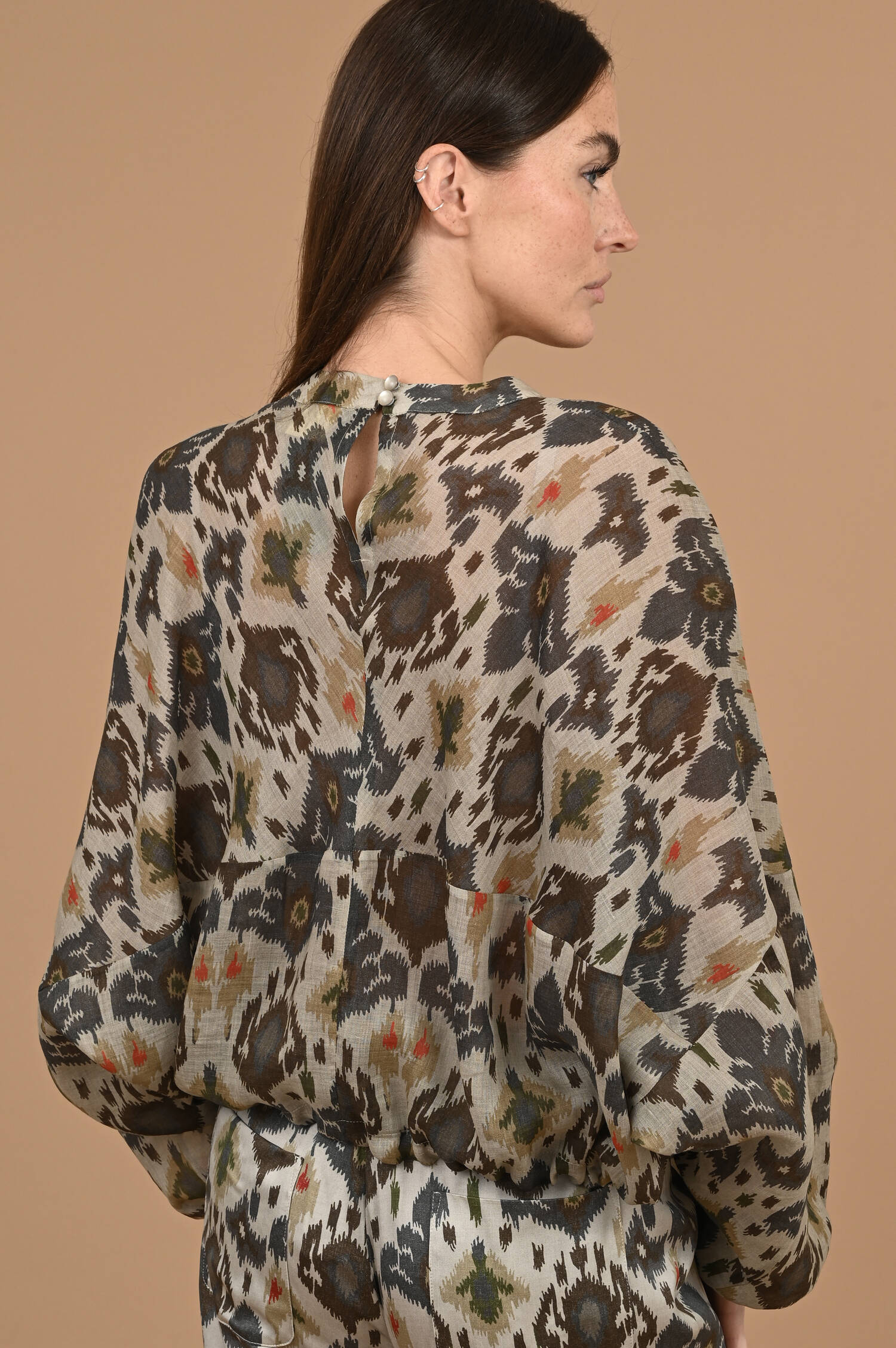 Bluse aus Ramiefaßermix mit Ikat Allover Print