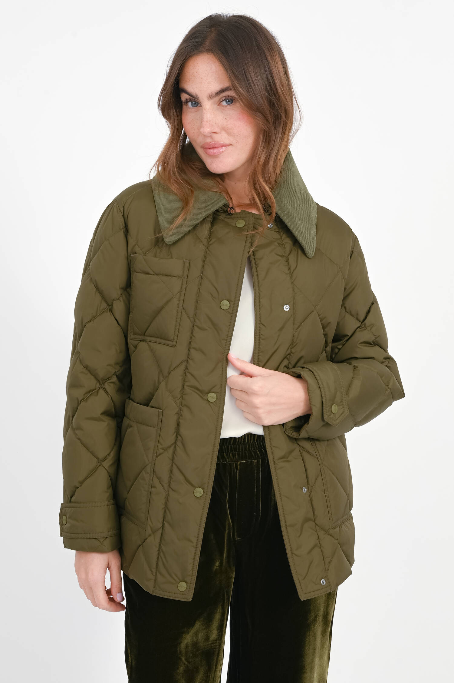 Daunenjacke mit Cord-Hemdkragen in Oliv Daunenjacke mit Cord-Hemdkragen in Oliv