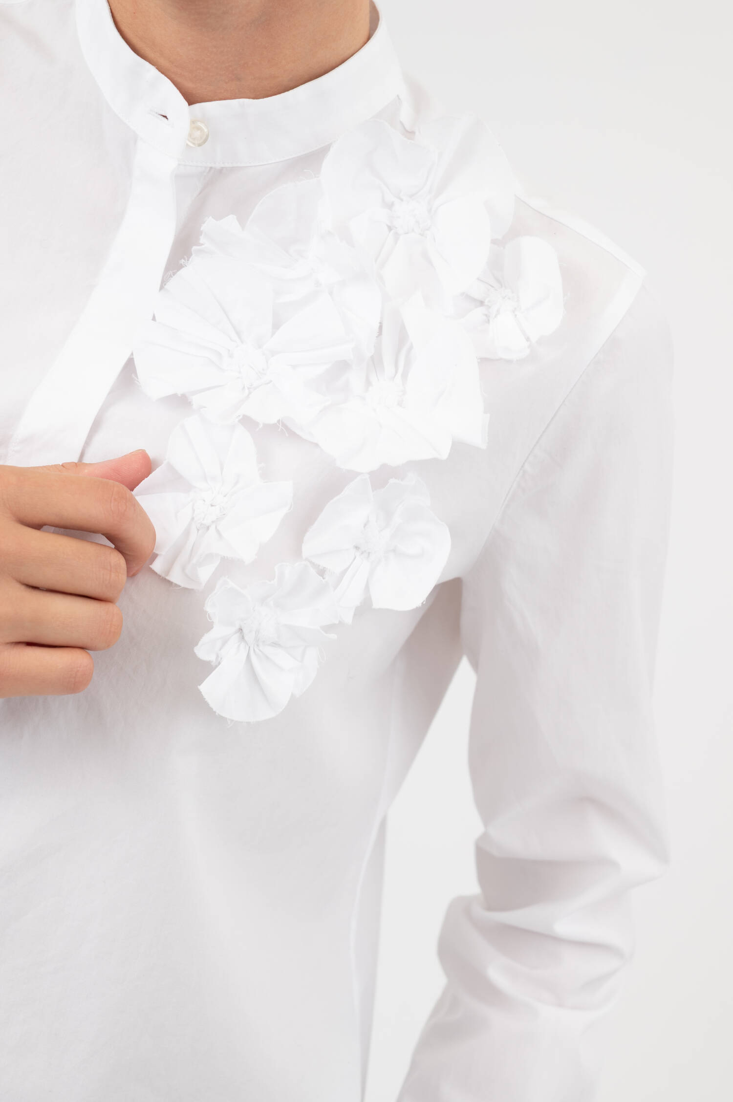 Bluse mit Blumen-Applikation in Weiß Bluse mit Blumen-Applikation in Weiß