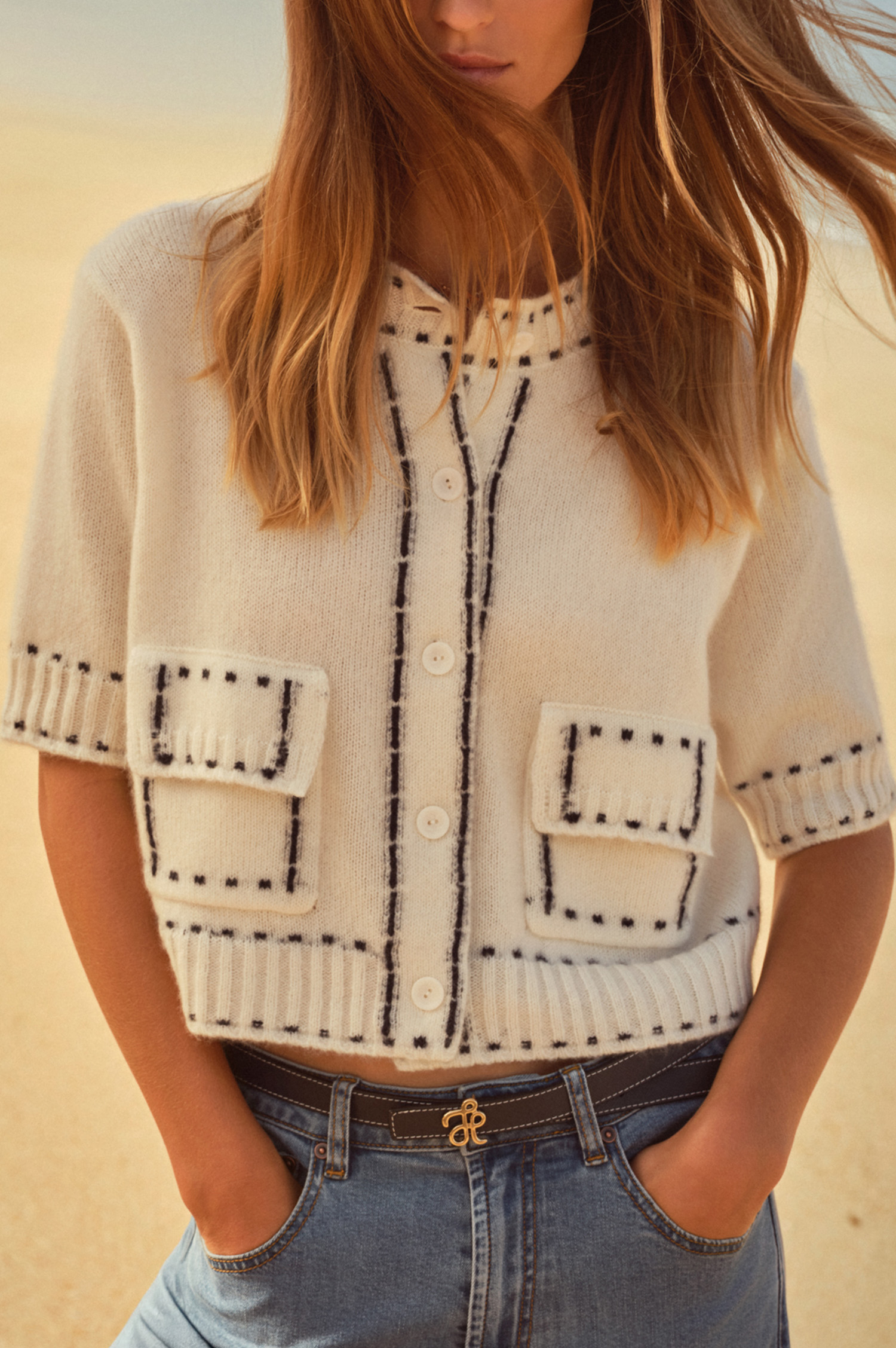 Feinstrickweste mit Kontrastnähten in Weiß/Schwarz