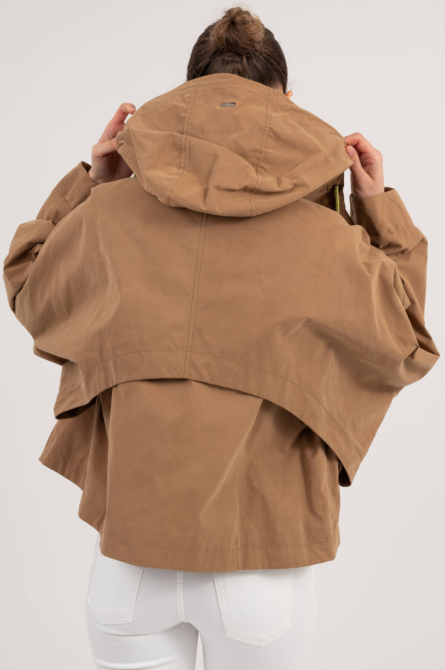 Kurzer Parka mit Kapuze in Camelbraun Kurzer Parka mit Kapuze in Camelbraun