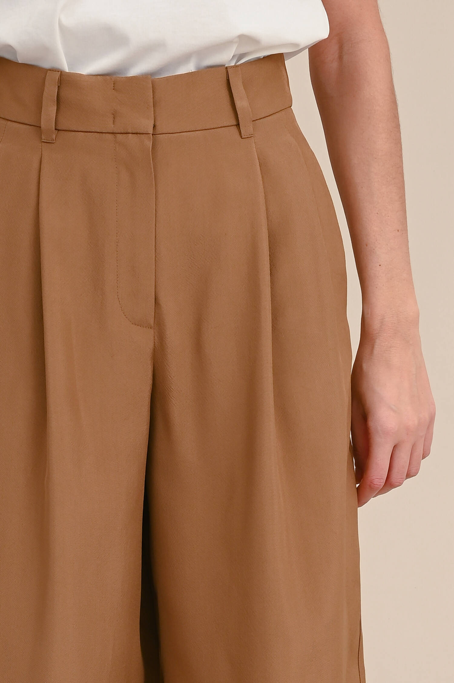 Hose aus Viskose-Crepé in Camel