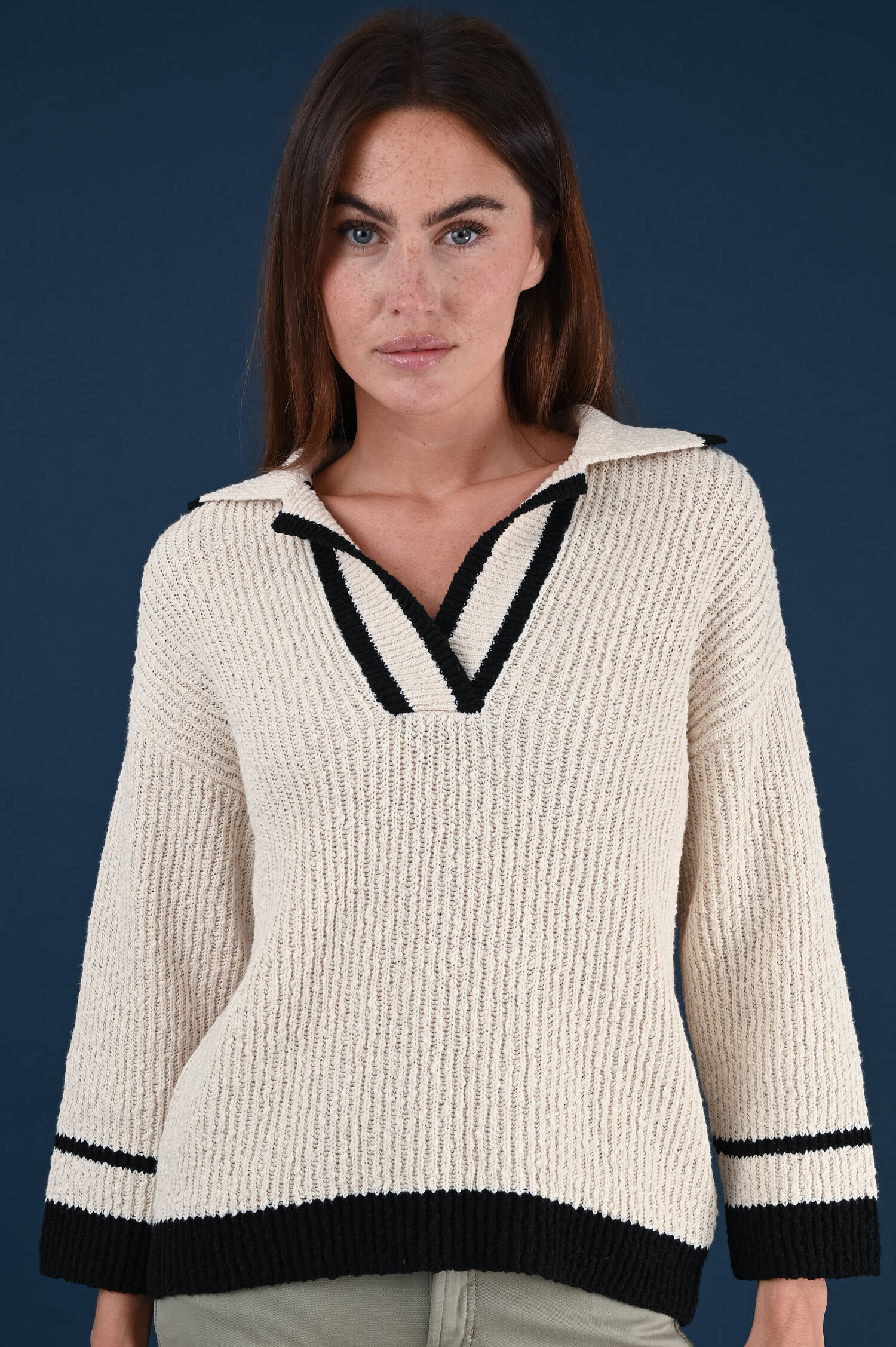 V-Neck Pullover mit Kontraststreifen in Creambeige