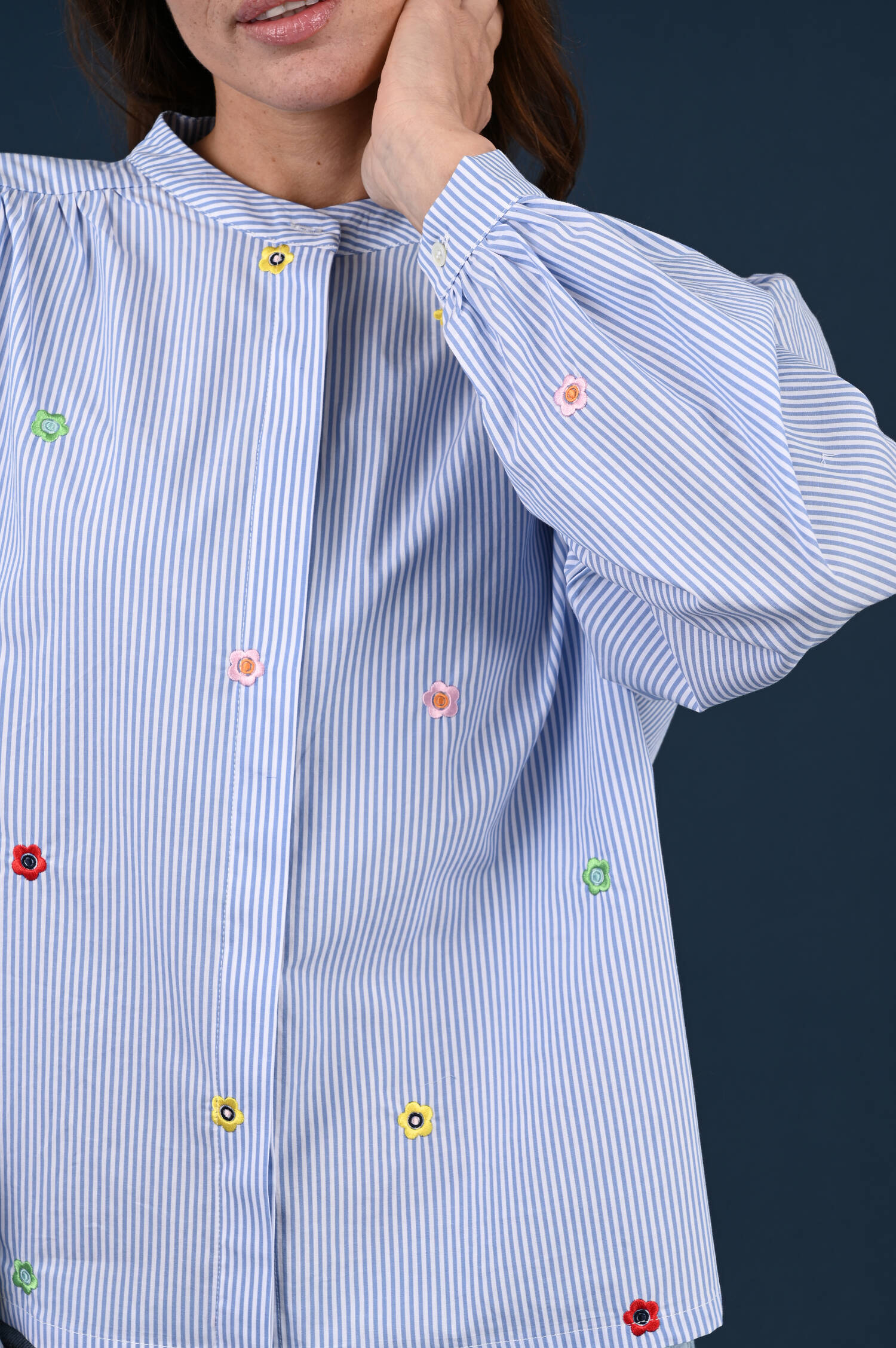 Bluse Mit Blumenaufstick in Weiß/Blau gestreift