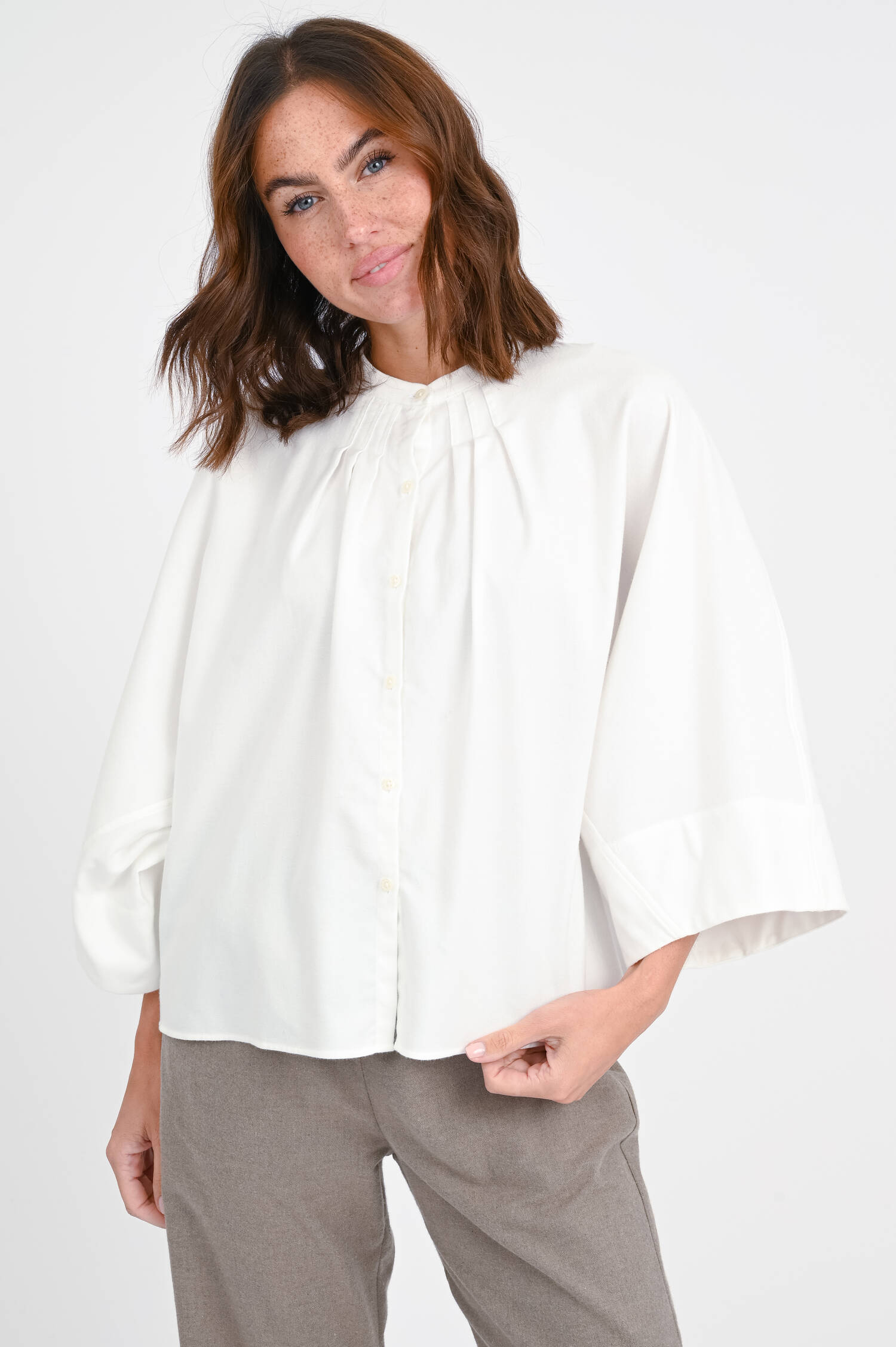 Bluse mit voluminösen Ärmeln in Natur