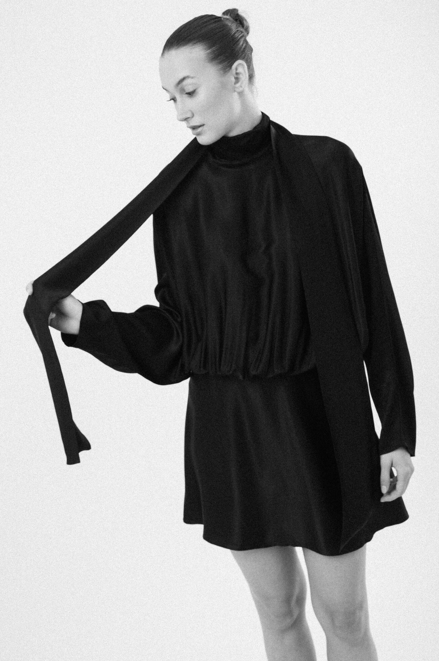 Minischlupfkleid in Schwarz