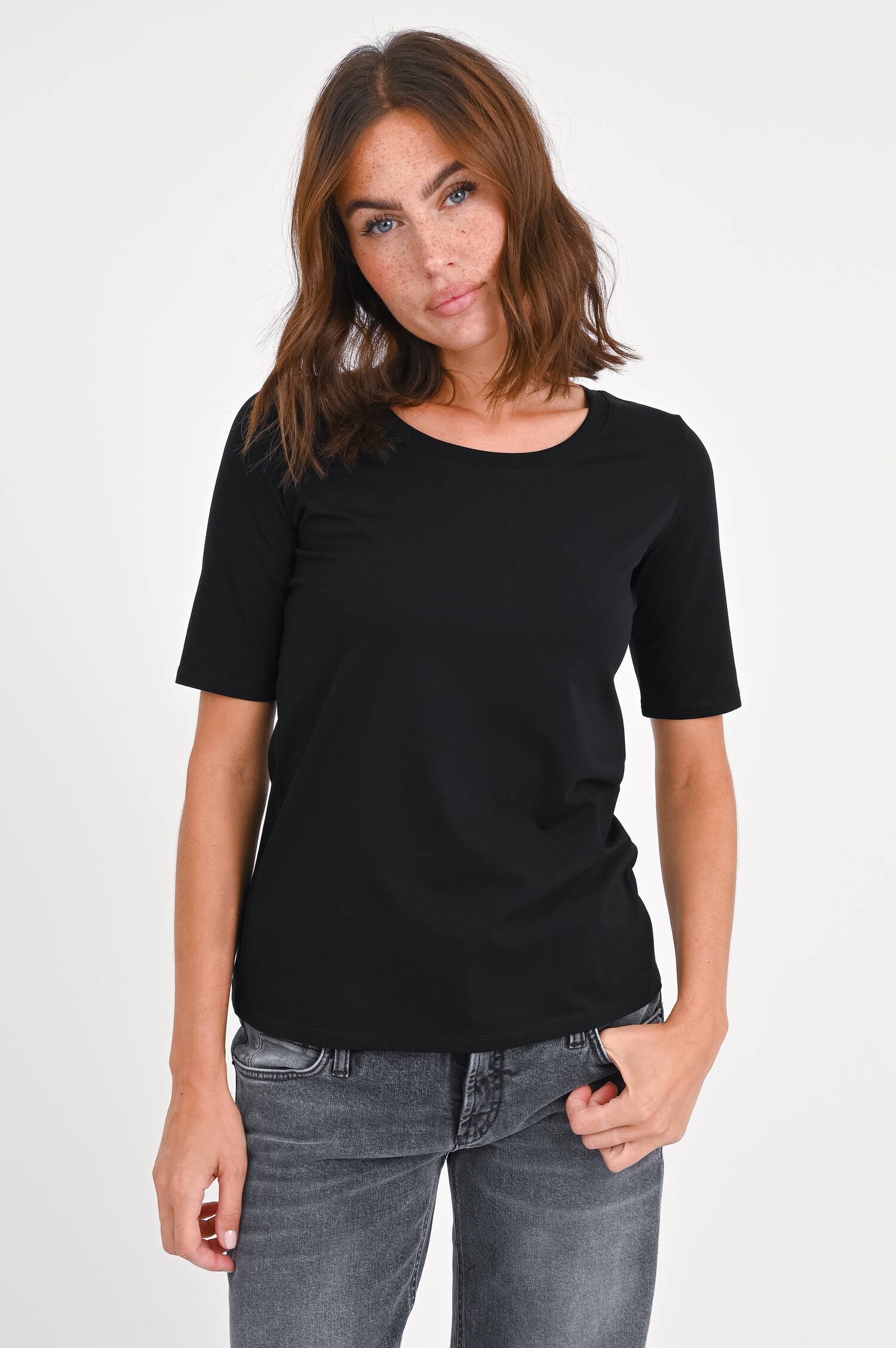 T-Shirt JANE mit verlängertem Kurzarm in Schwarz T-Shirt JANE mit verlängertem Kurzarm in Schwarz