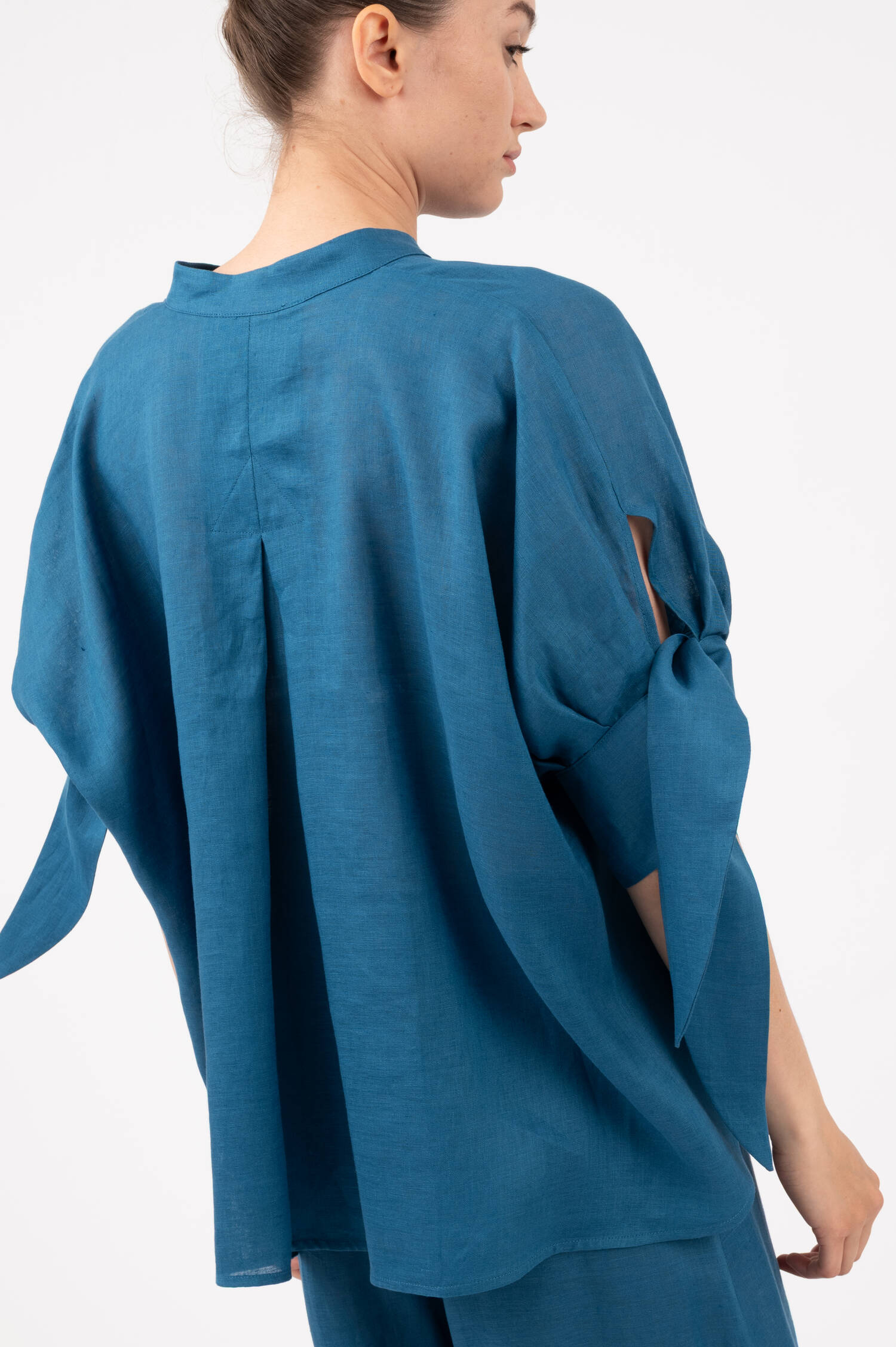 Leinenbluse mit Ärmelbändern in Blau