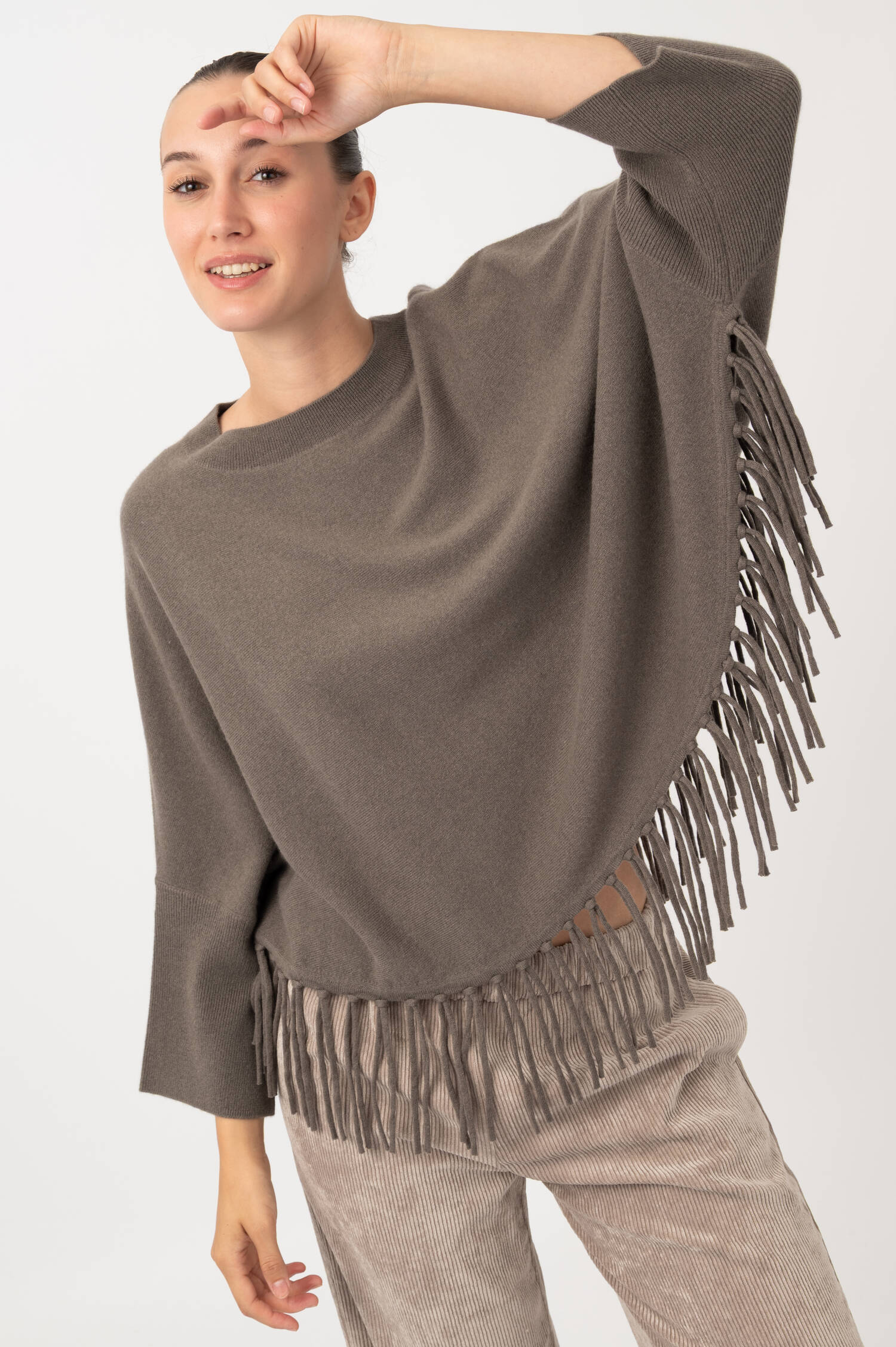 Feinstrick Poncho mit Fransen in Taupe Feinstrick Poncho mit Fransen in Taupe