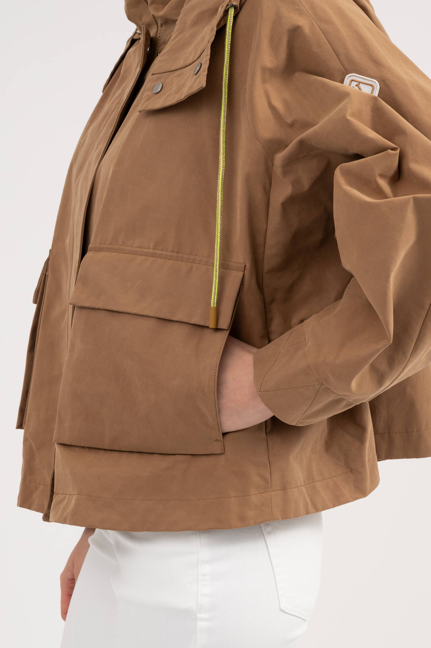 Kurzer Parka mit Kapuze in Camelbraun Kurzer Parka mit Kapuze in Camelbraun