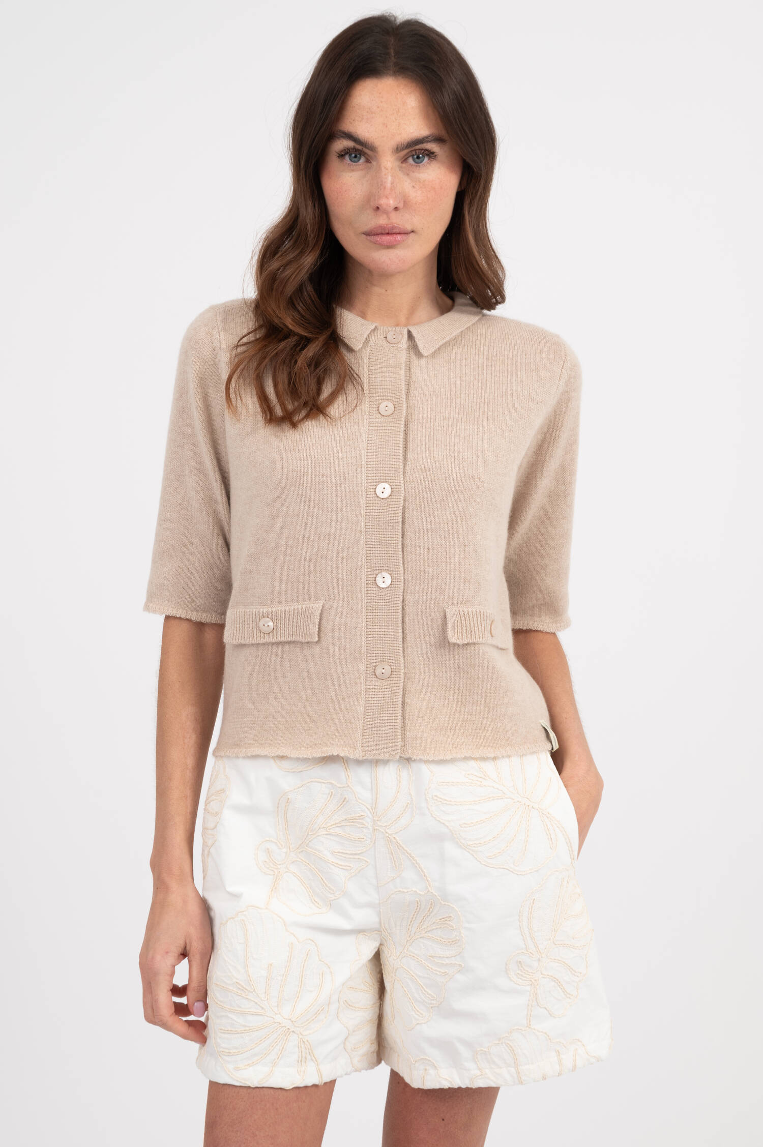 Kurzarm Cardigan aus Cashmere-Mix in Sand Kurzarm Cardigan aus Cashmere-Mix in Sand