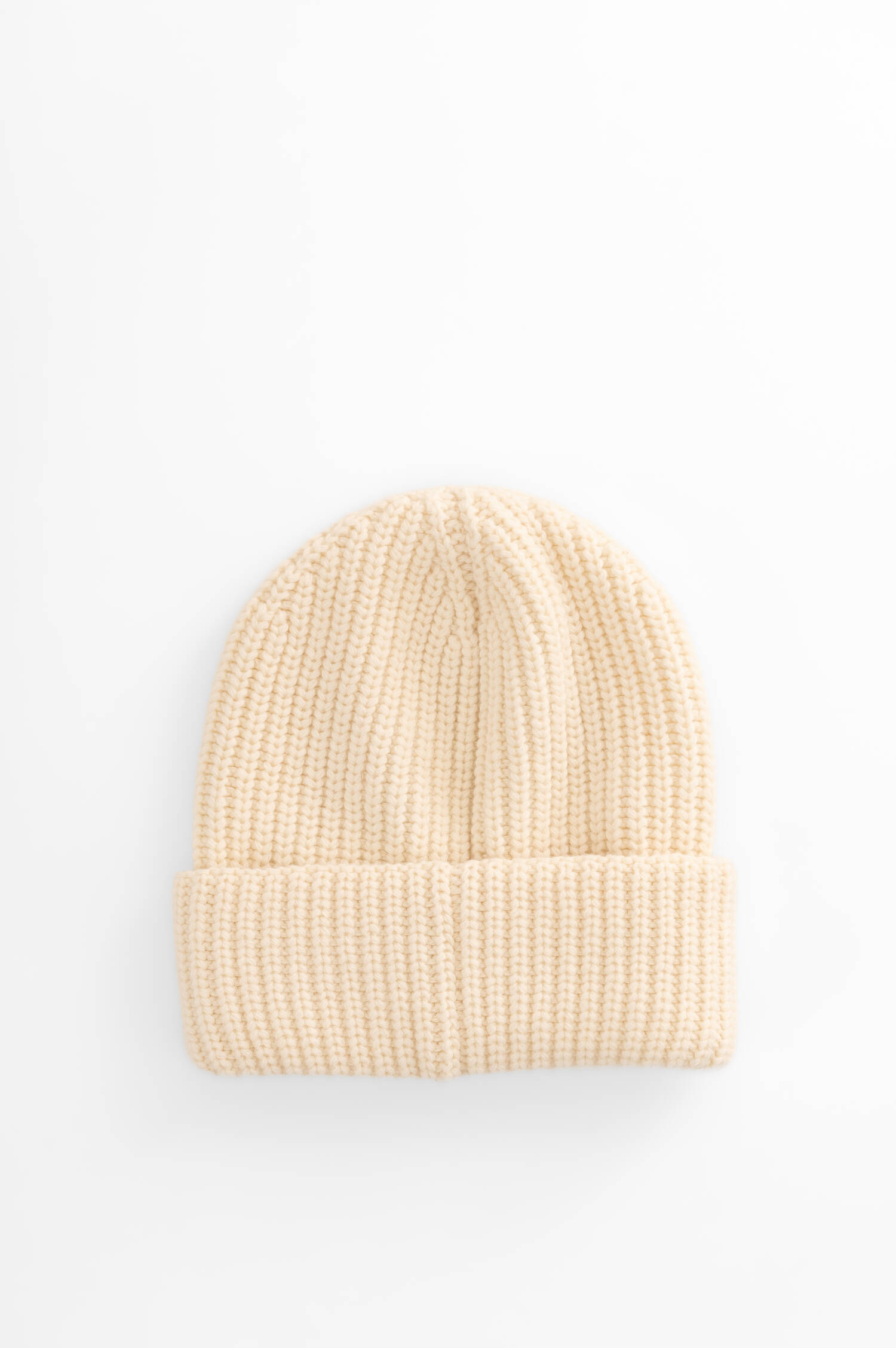 Woll-Cashmere Beanie mit Logo-Patch in Beige Woll-Cashmere Beanie mit Logo-Patch in Beige