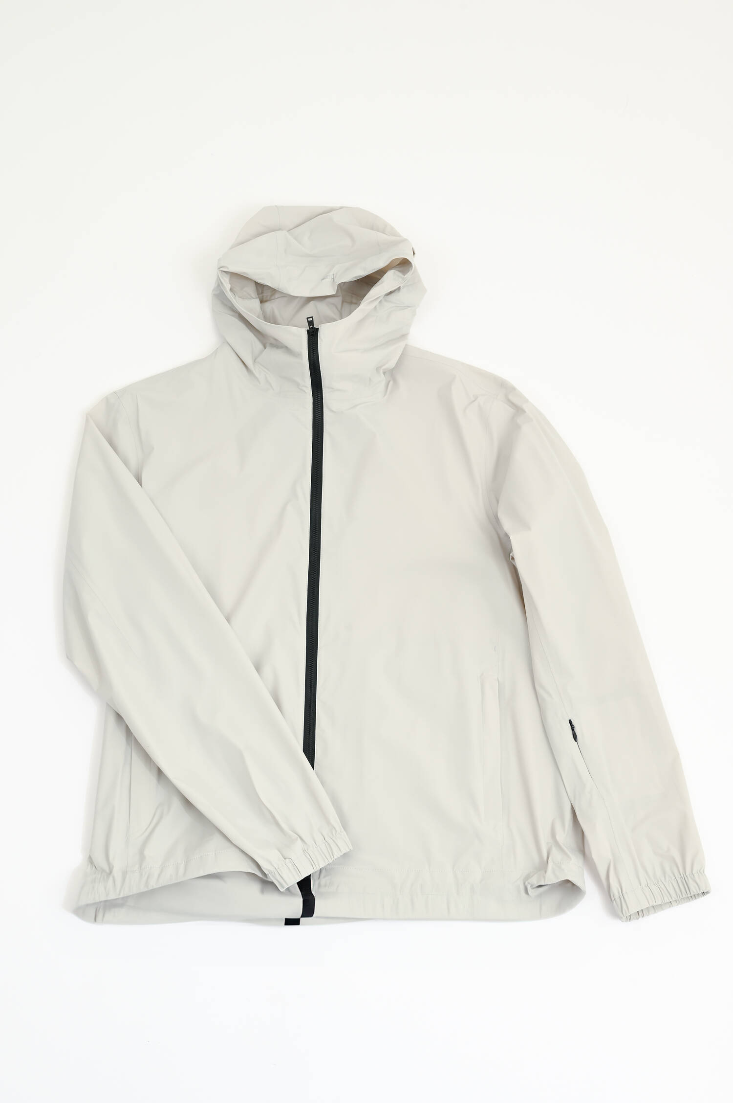 Leichte Jacke mit Kapuze in Chantilly Leichte Jacke mit Kapuze in Chantilly