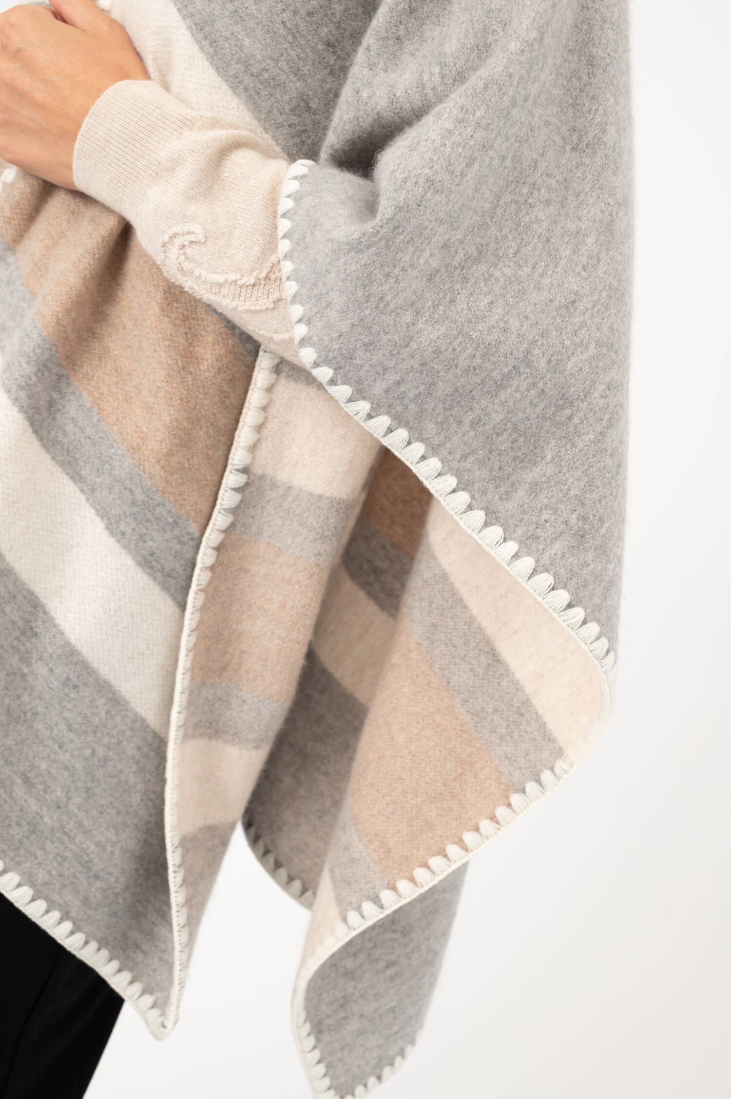 Cashmere-Poncho in Grau/Weiß/Beige Cashmere-Poncho in Grau/Weiß/Beige