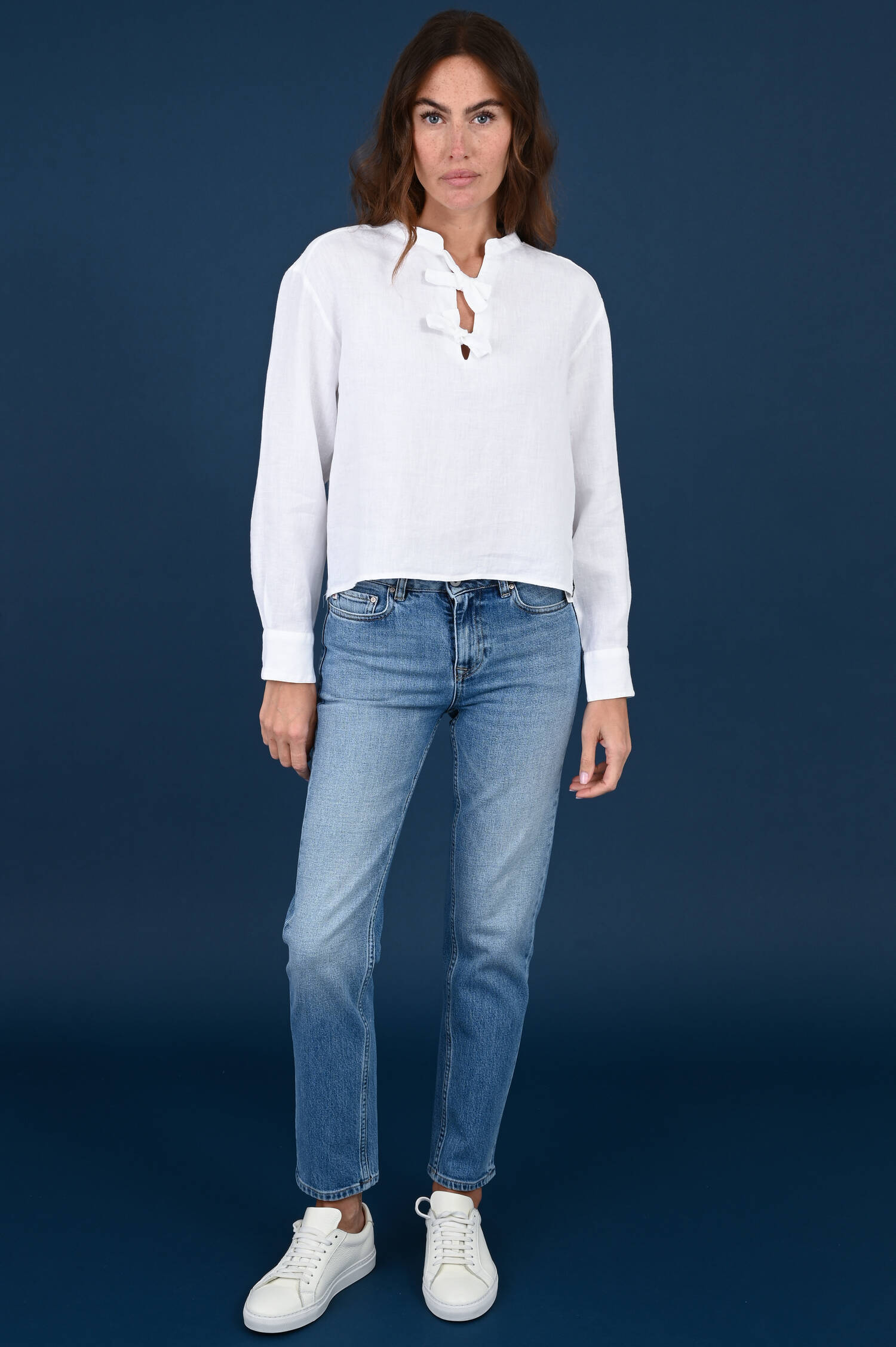 Leinenbluse mit Schleifen in Weiß