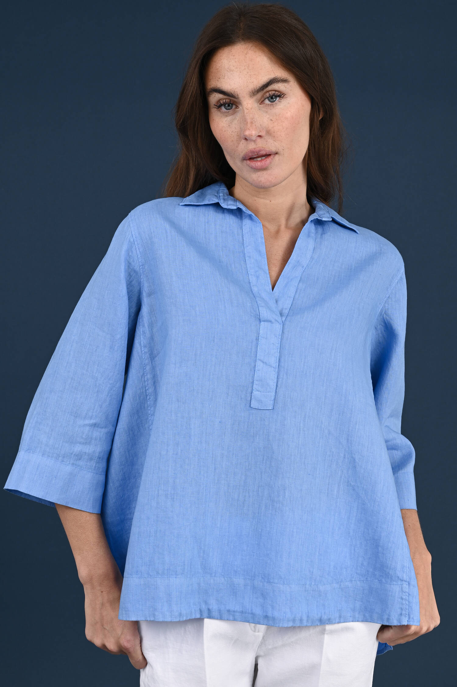 Leinenbluse mit V-Neck in Cornflower Blue