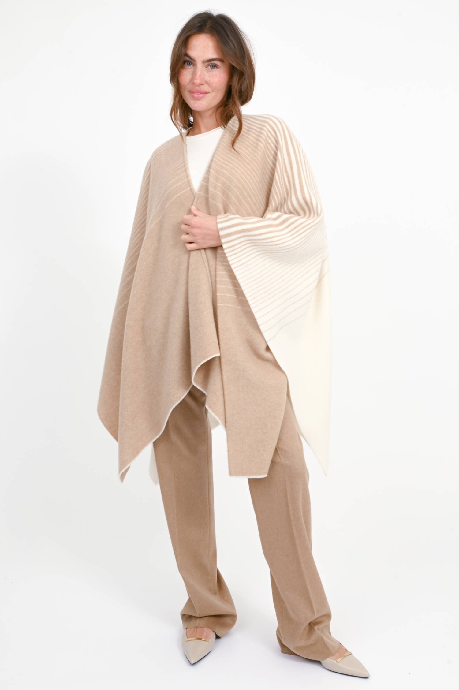 Gestreiftes Cape BRENTA aus Woll-Mix in Kamel Gestreiftes Cape BRENTA aus Woll-Mix in Kamel