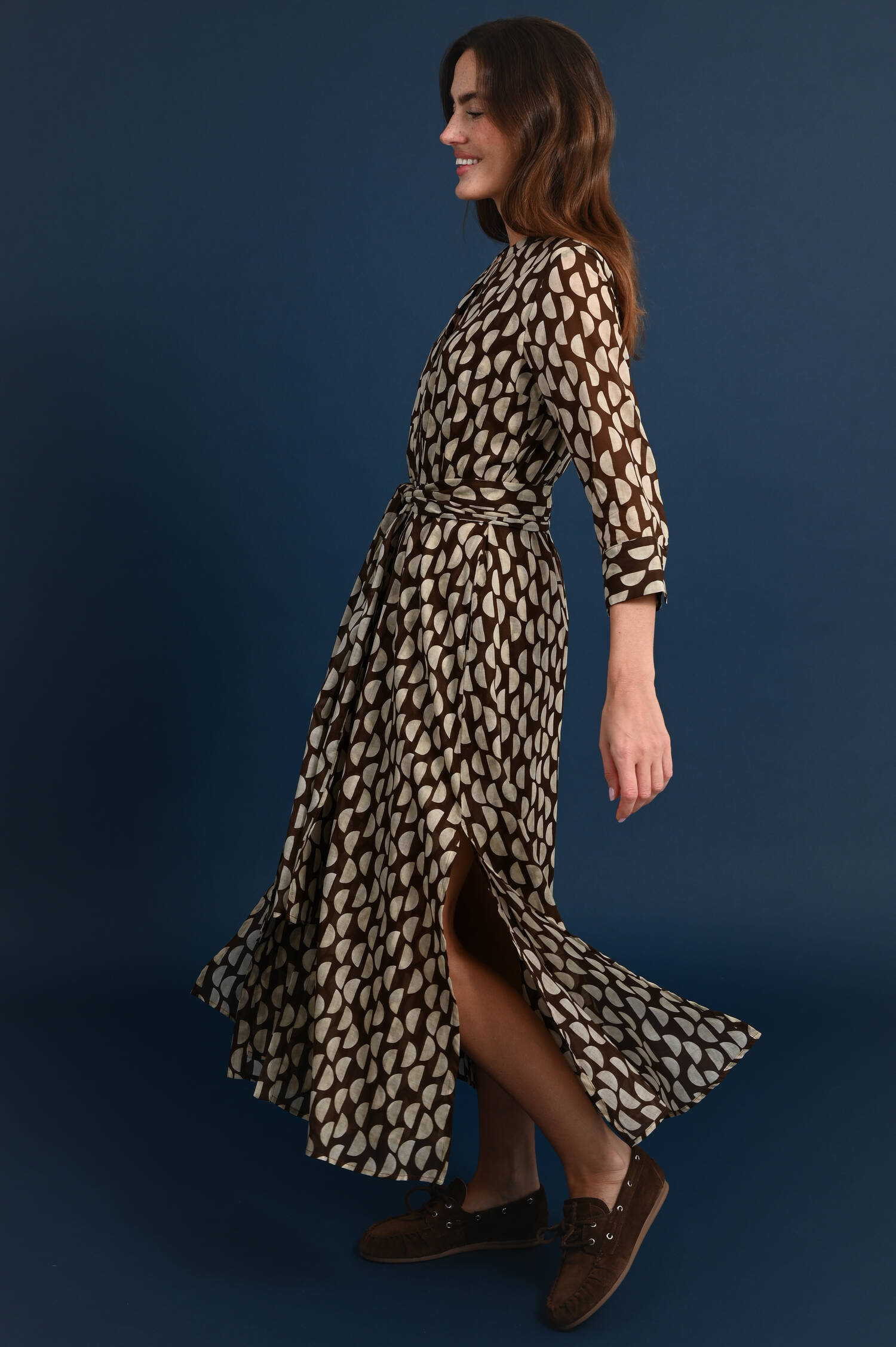 Hemdblusenkleid mit Halbkreismuster in Braun