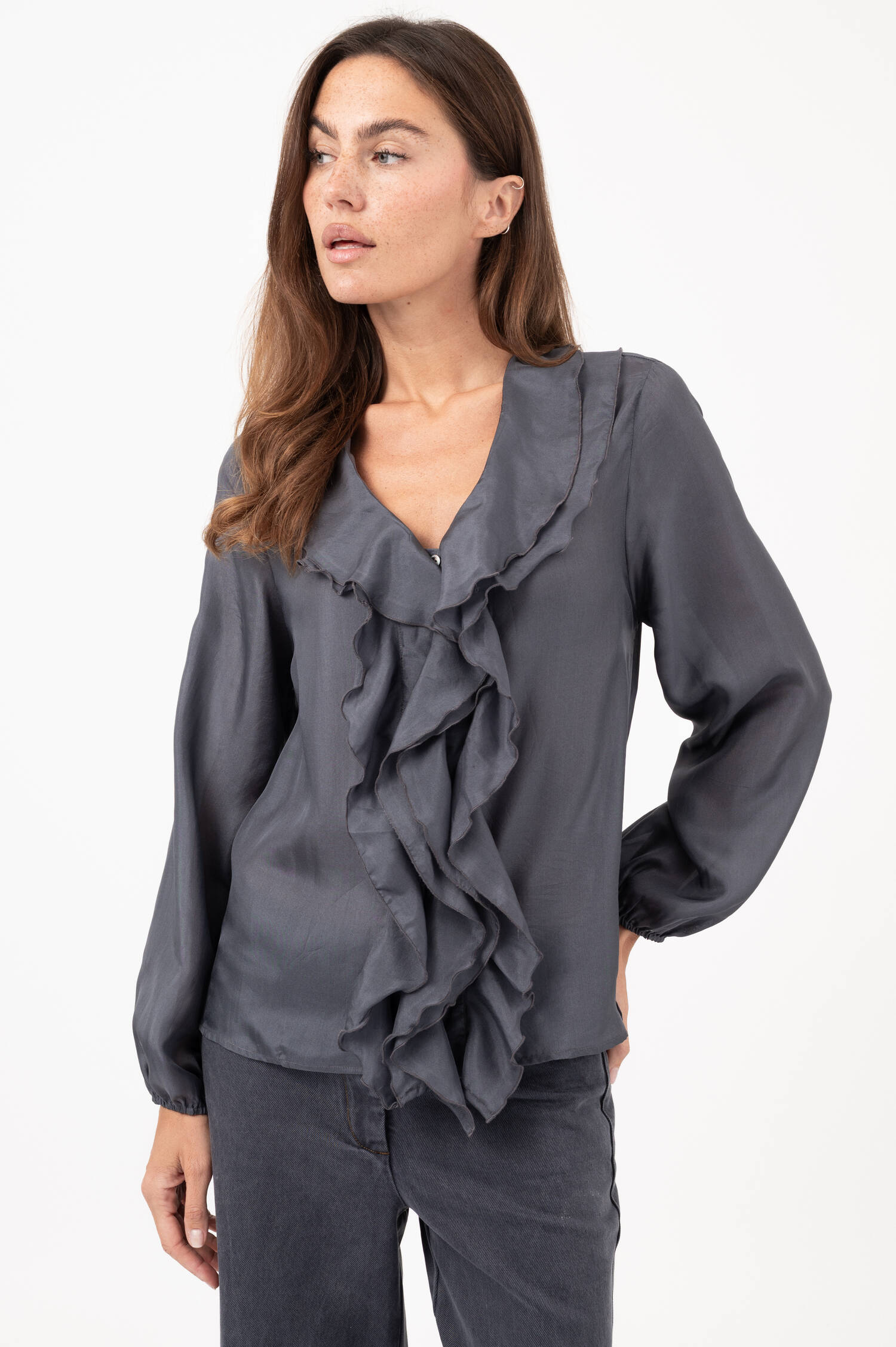 Seidenbluse mit Volants in Graublau Seidenbluse mit Volants in Graublau