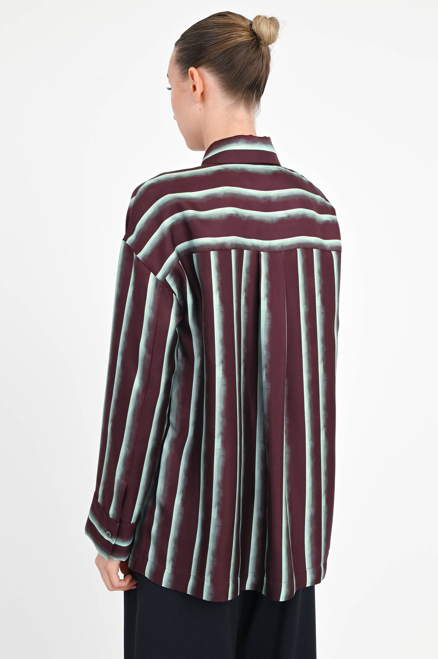 Gestreifte Bluse aus Seide in Aubergine/Türkis