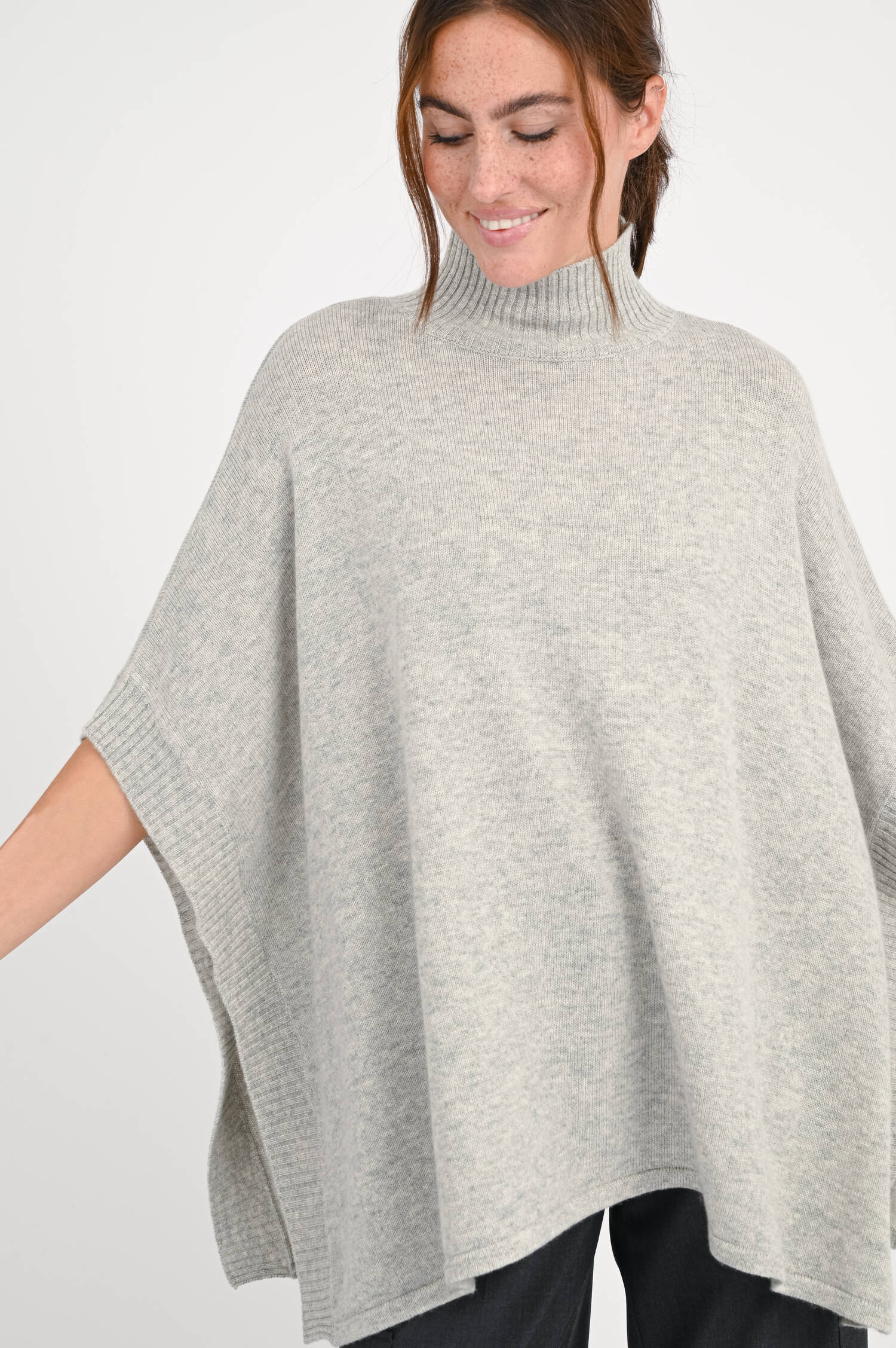 Poncho aus Woll-Cashmere-Mix in Hellgrau