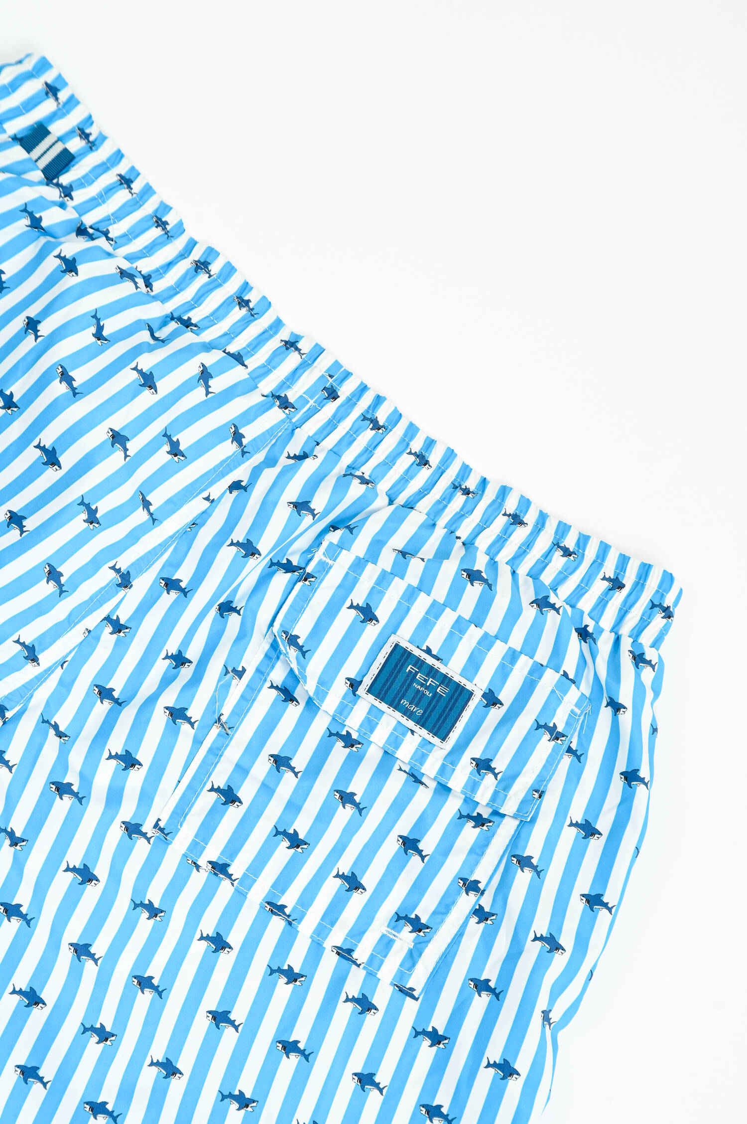 Gestreifte Badehose mit Hai-Print in Blau/Weiß