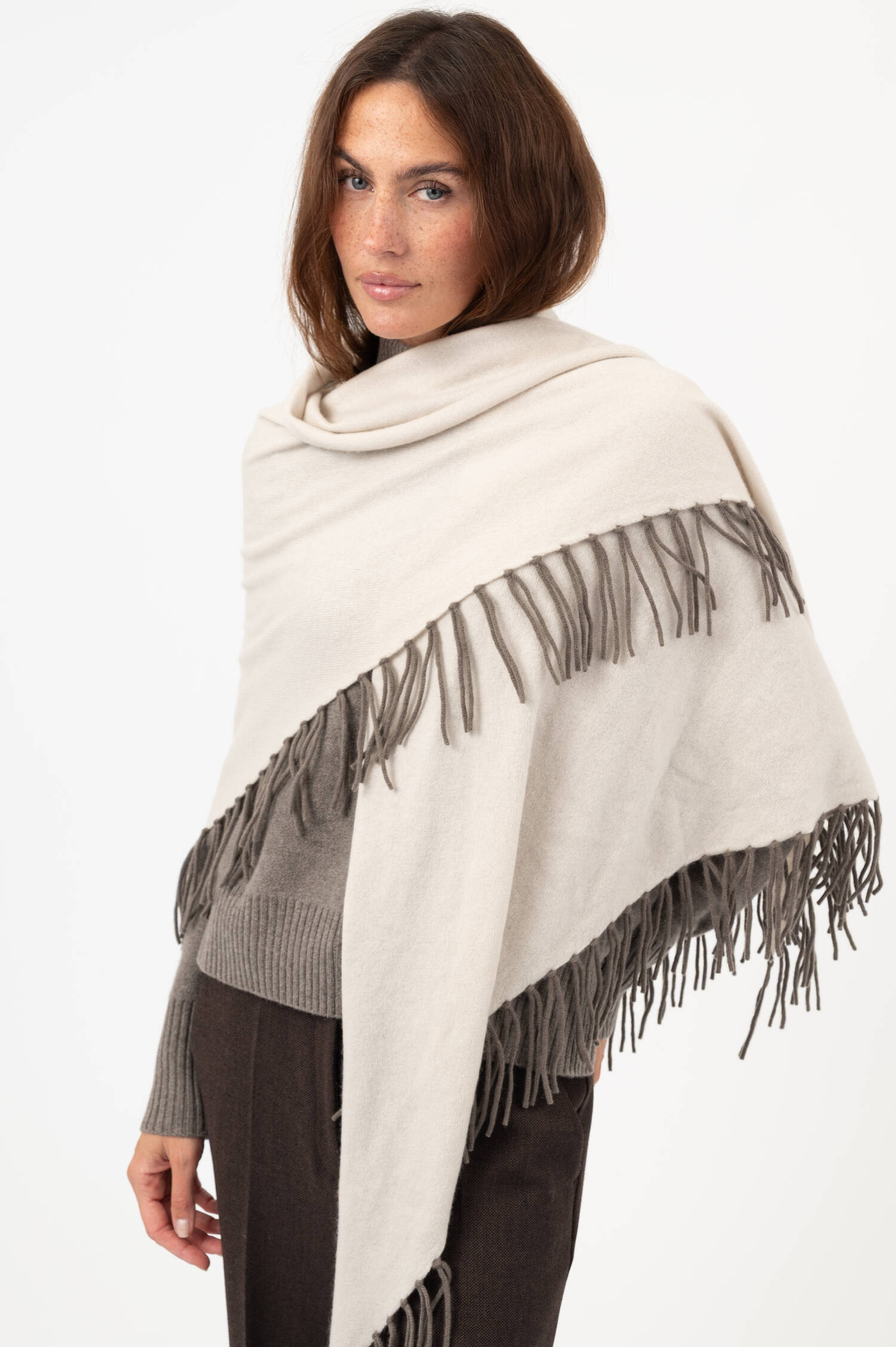 Dreieckstuch mit Fransen in Beige/Taupe Dreieckstuch mit Fransen in Beige/Taupe