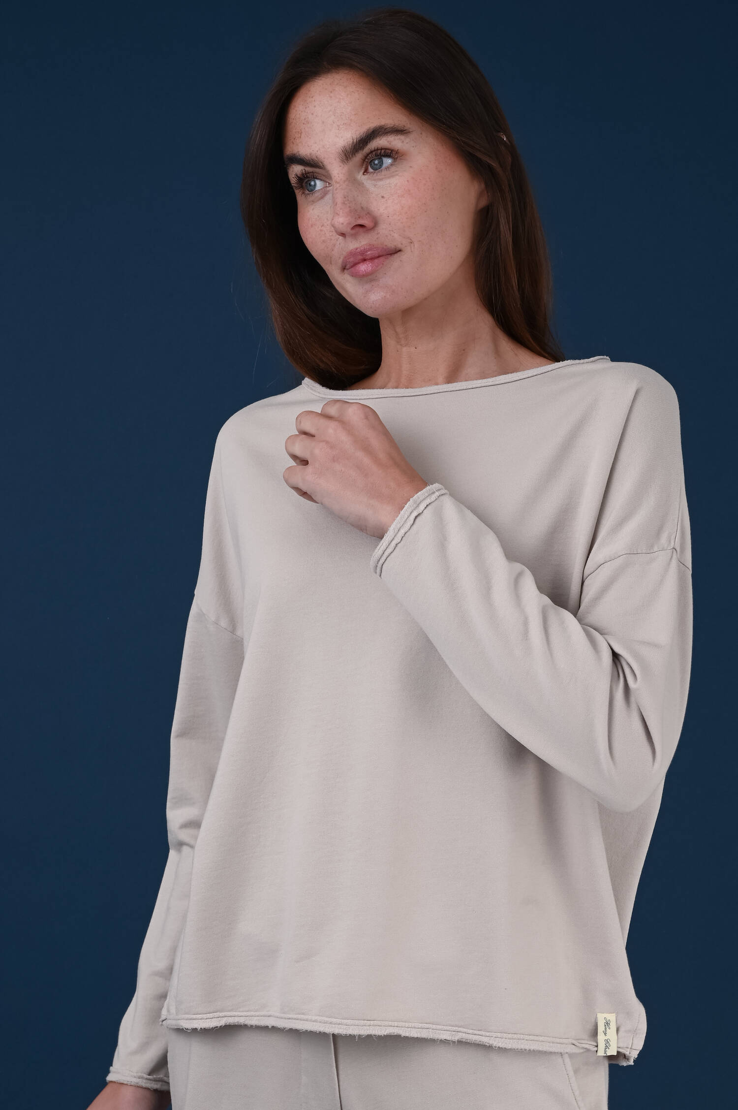 Sweater mit U-Boot Ausschnitt in Taupe