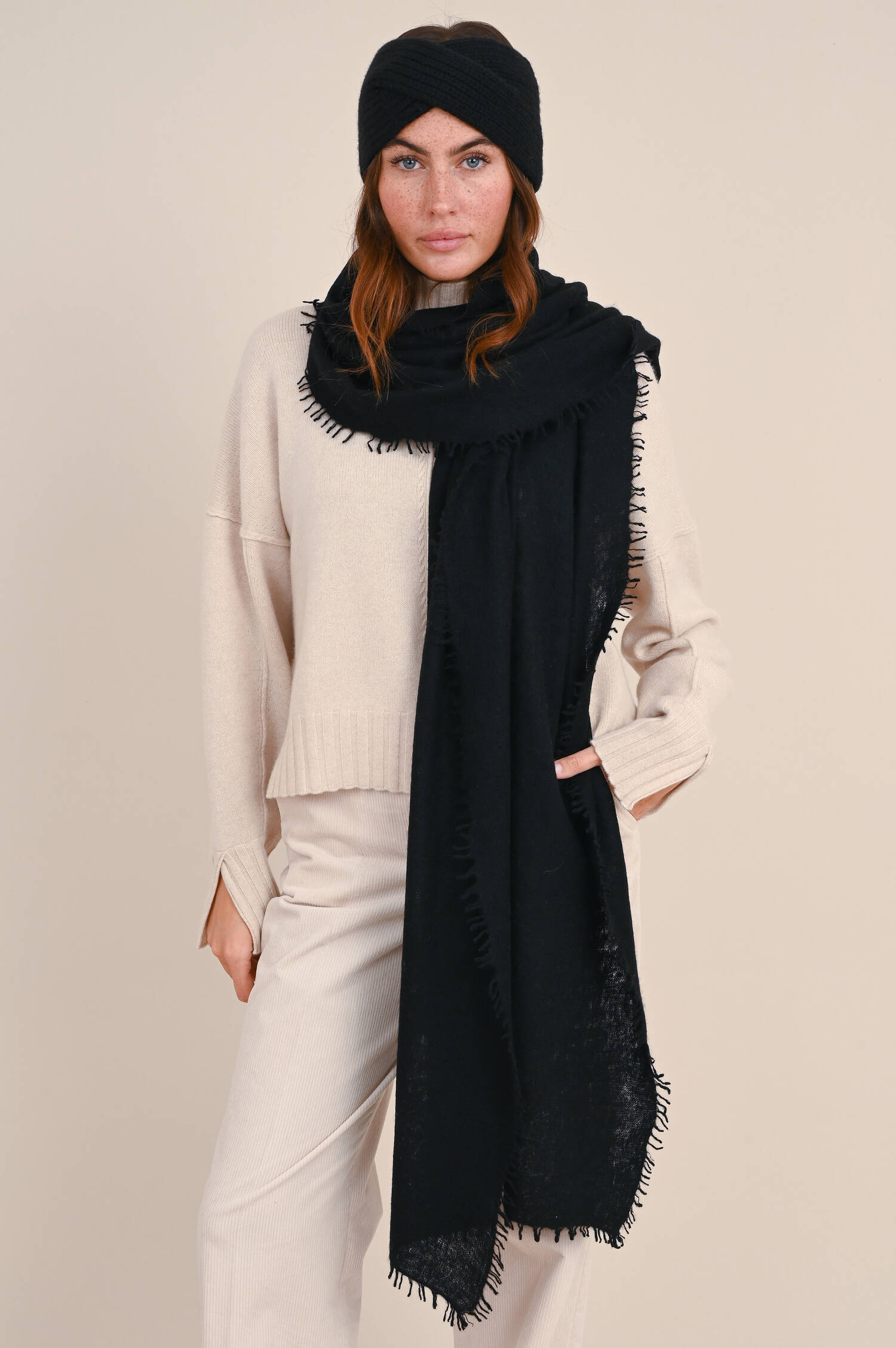 Cashmere Stirnband mit Twist in Schwarz Cashmere Stirnband mit Twist in Schwarz