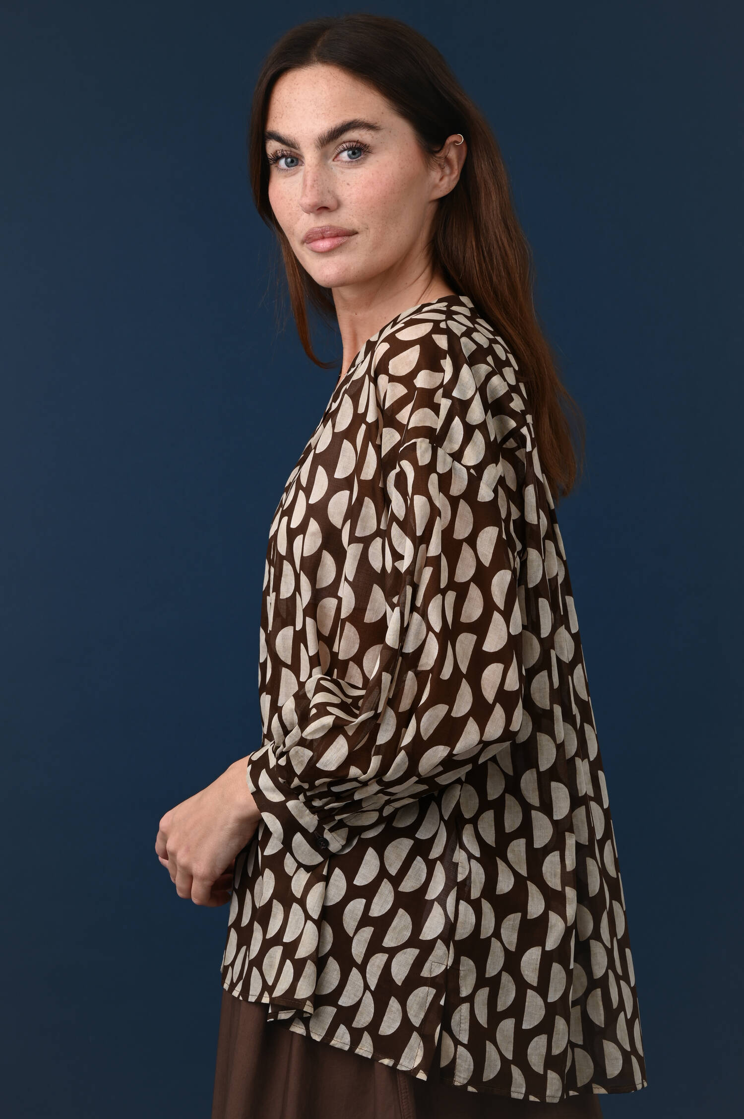 Bluse mit Halbkreismuster in Braun