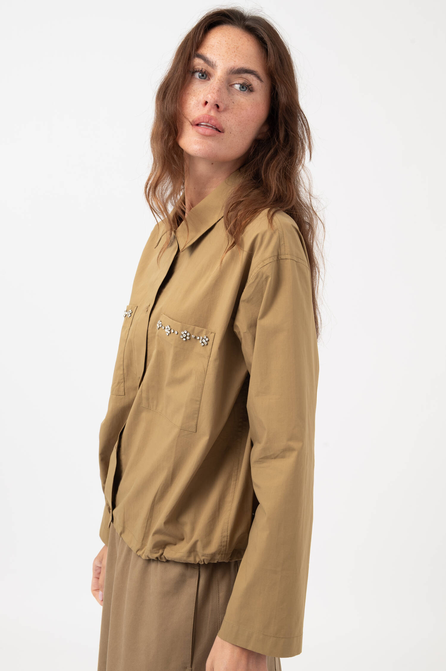 Bluse mit Strasssteinen in Olive Bluse mit Strasssteinen in Olive