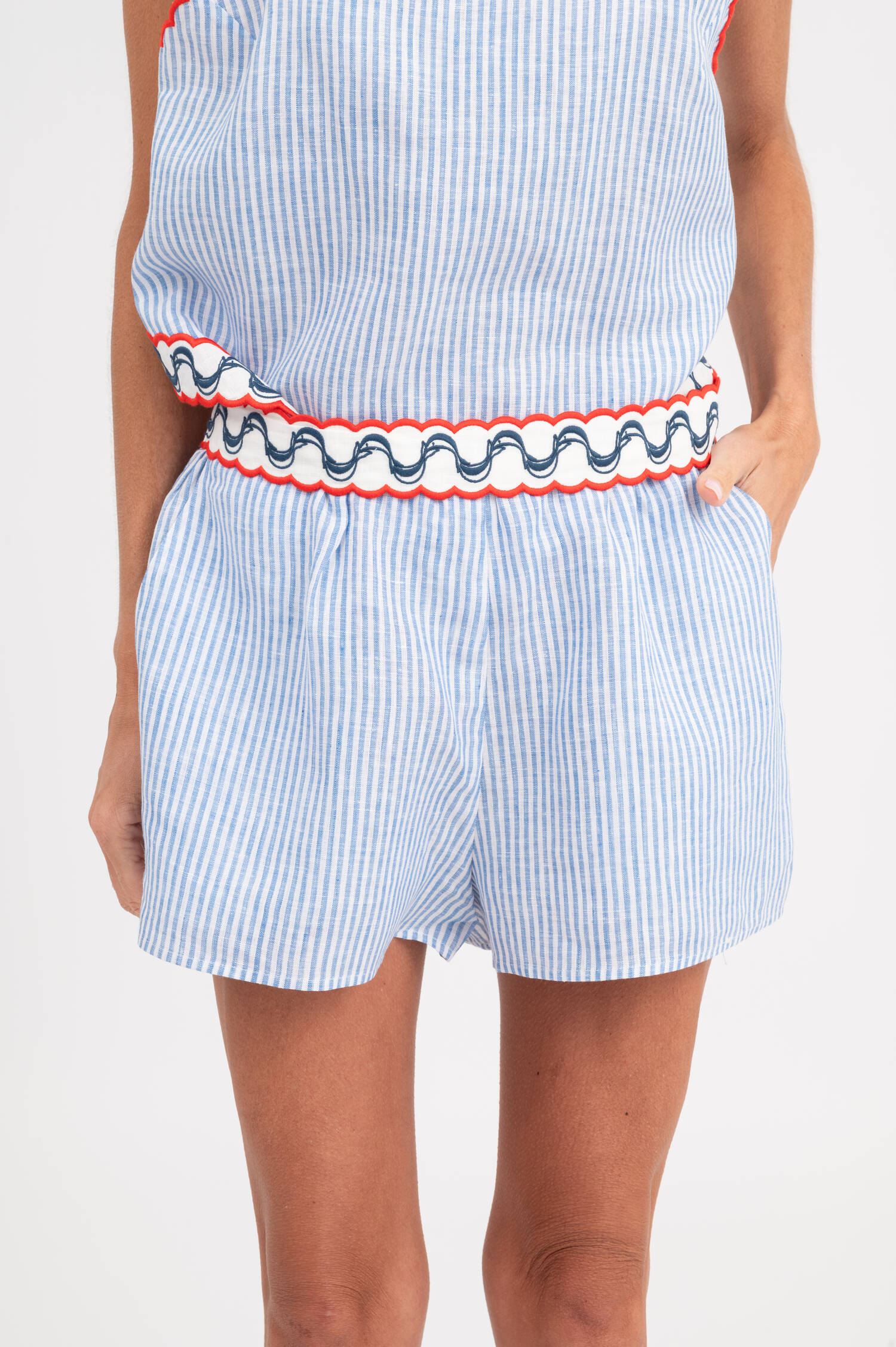 Leinenshorts mit Stickdetail in Hellblau/Weiß
