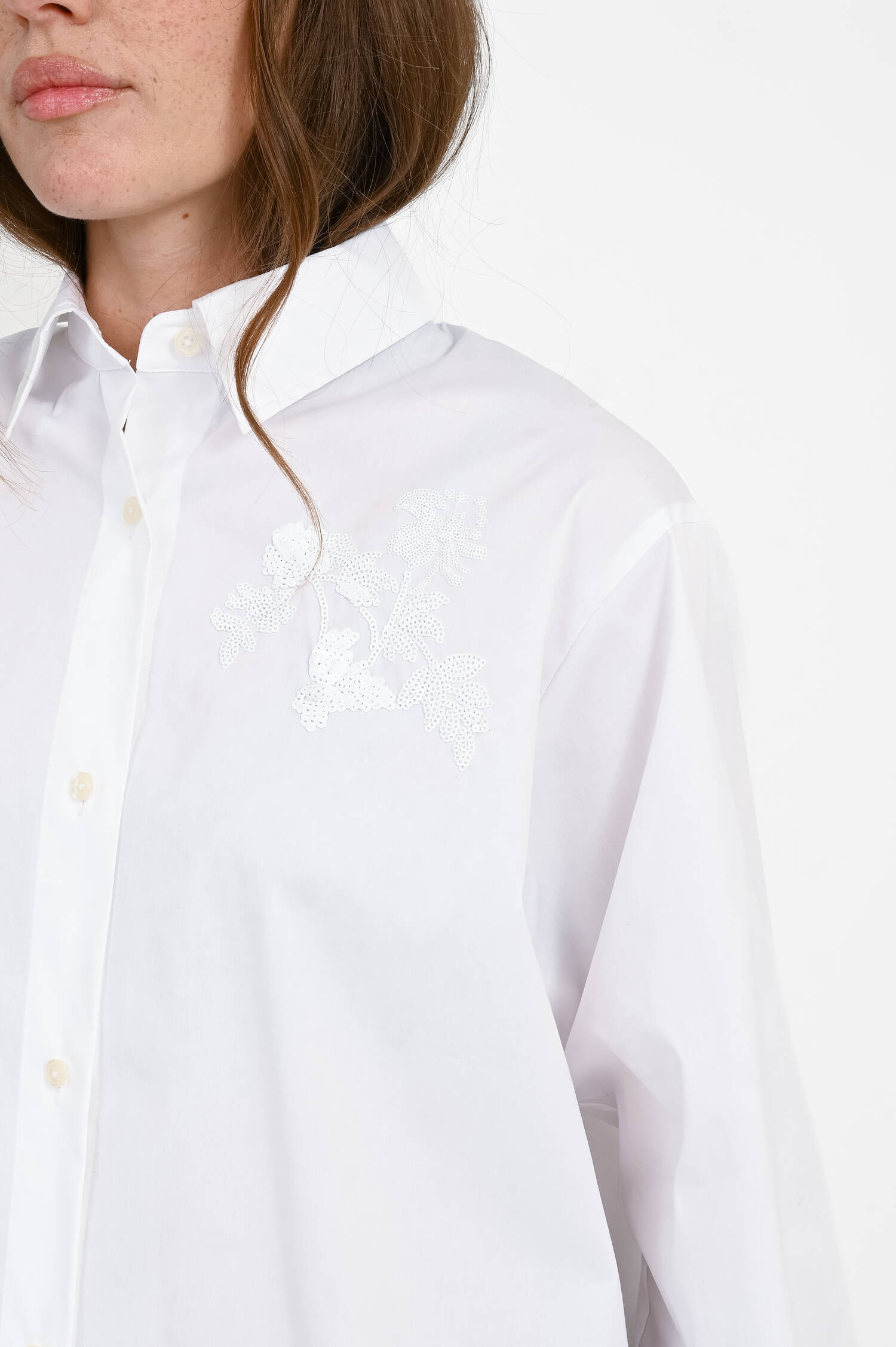 Bluse ELSA mit floralen Motiv in Weiß Bluse ELSA mit floralen Motiv in Weiß