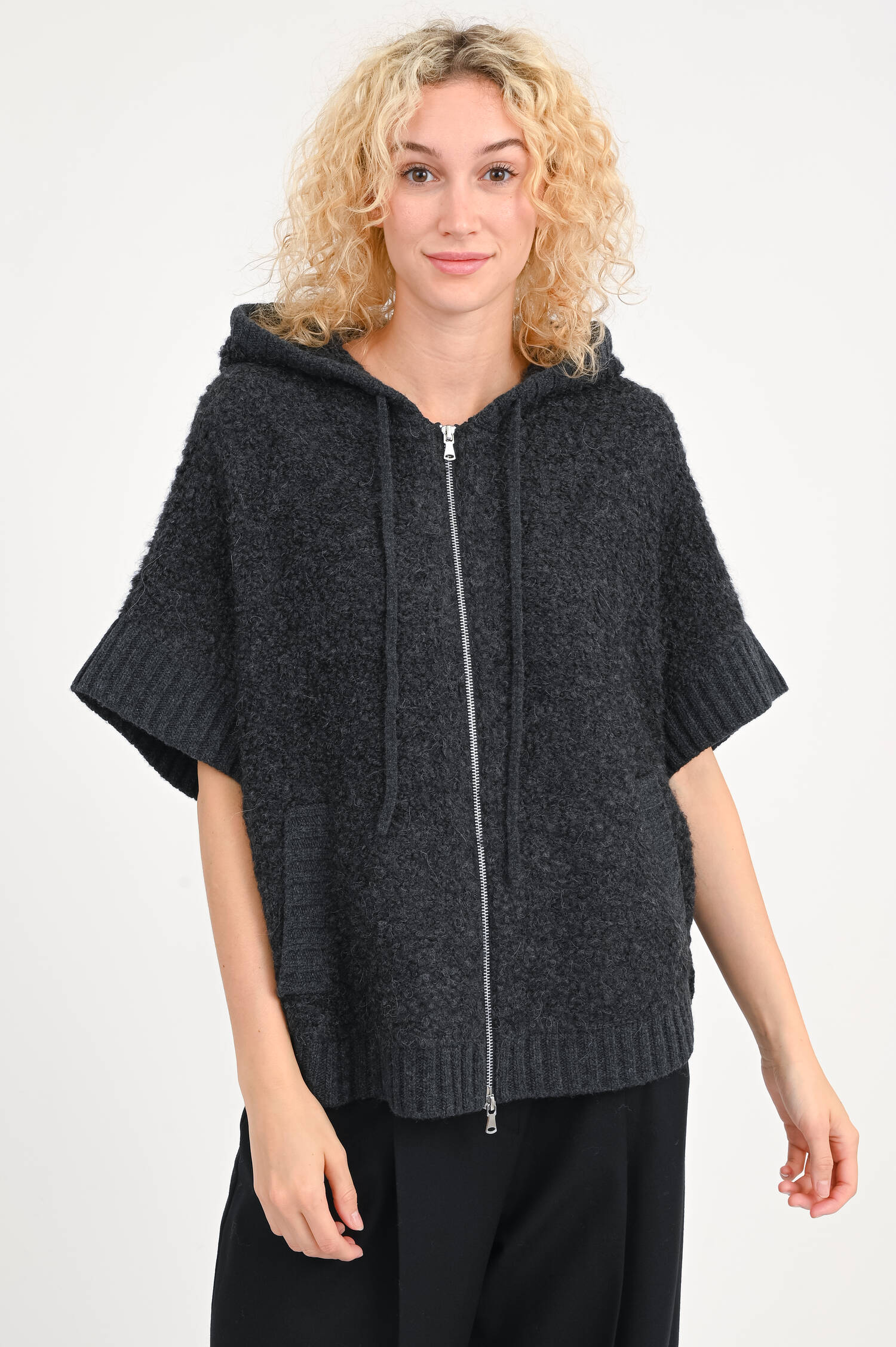 Boxy Strickweste mit Kapuze in Anthrazit Boxy Strickweste mit Kapuze in Anthrazit