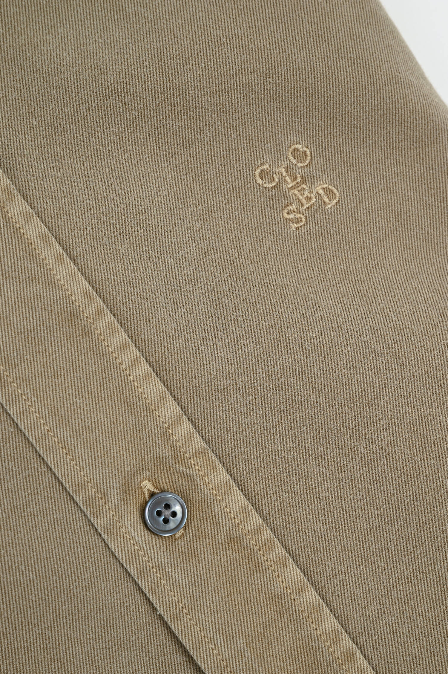 Overshirt mit aufgesetzter Tasche in Rock Beige